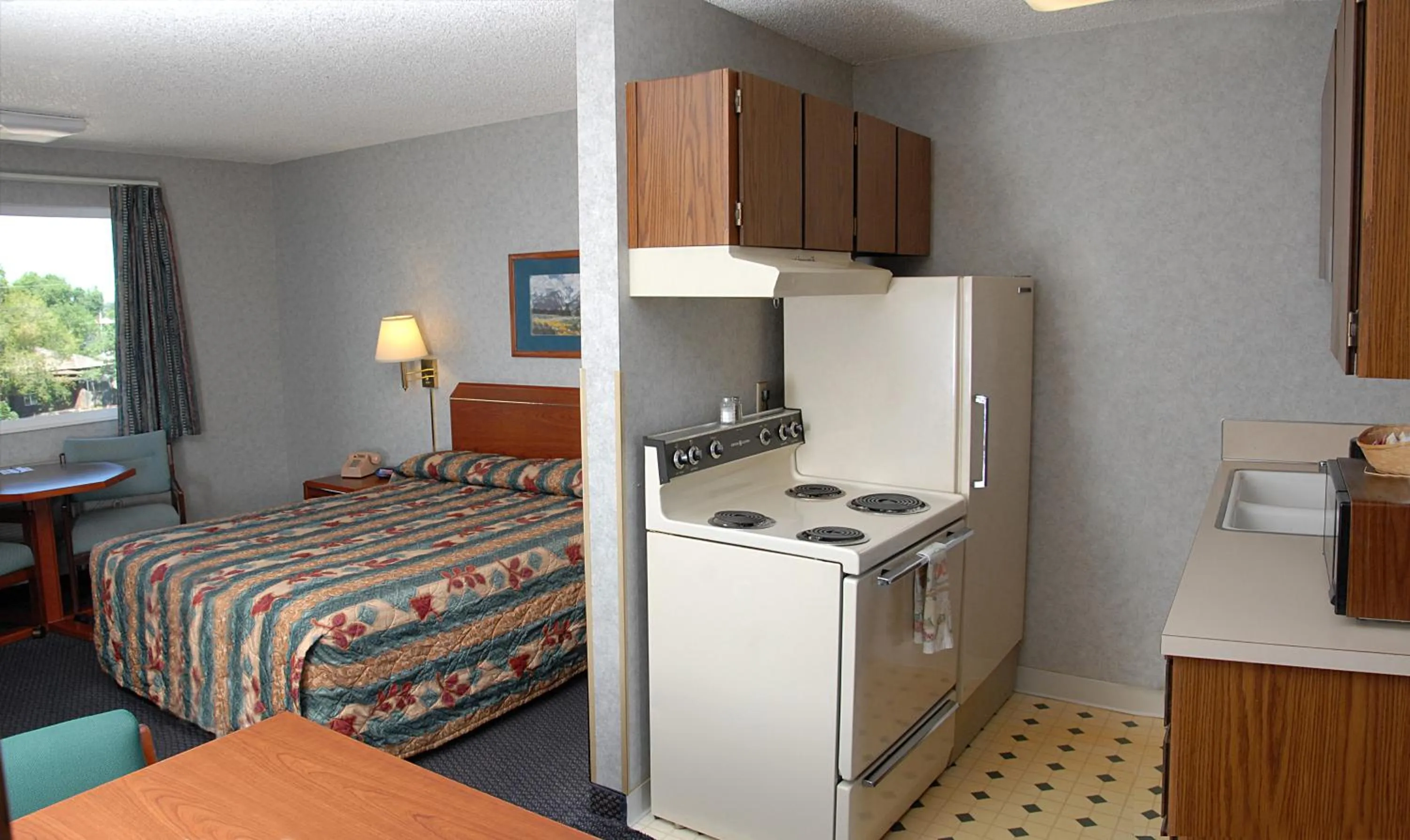 Kitchen or kitchenette, Bed in Redmond Inn