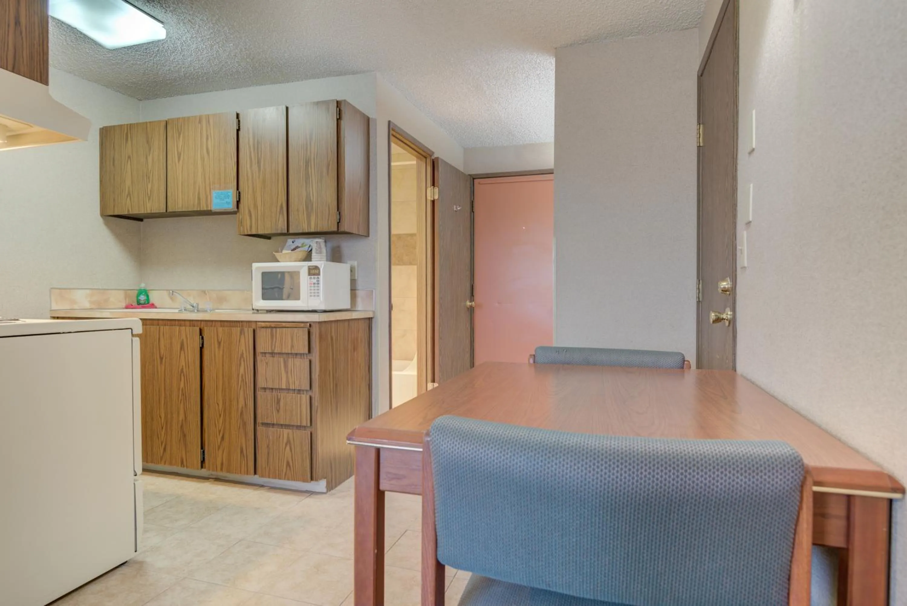 Kitchen or kitchenette in Redmond Inn