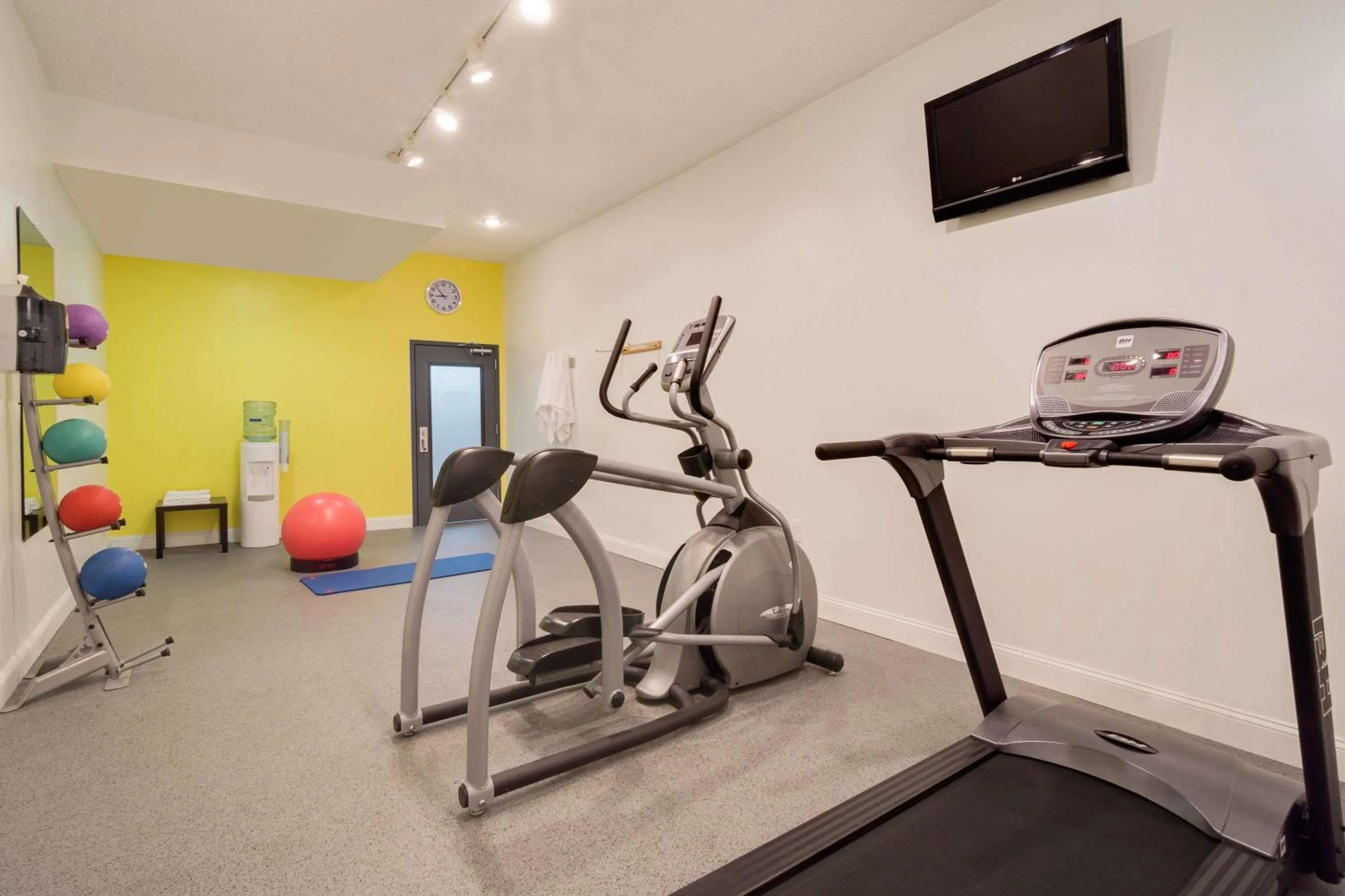 Fitness centre/facilities in Magnuson Hotel West Liberty