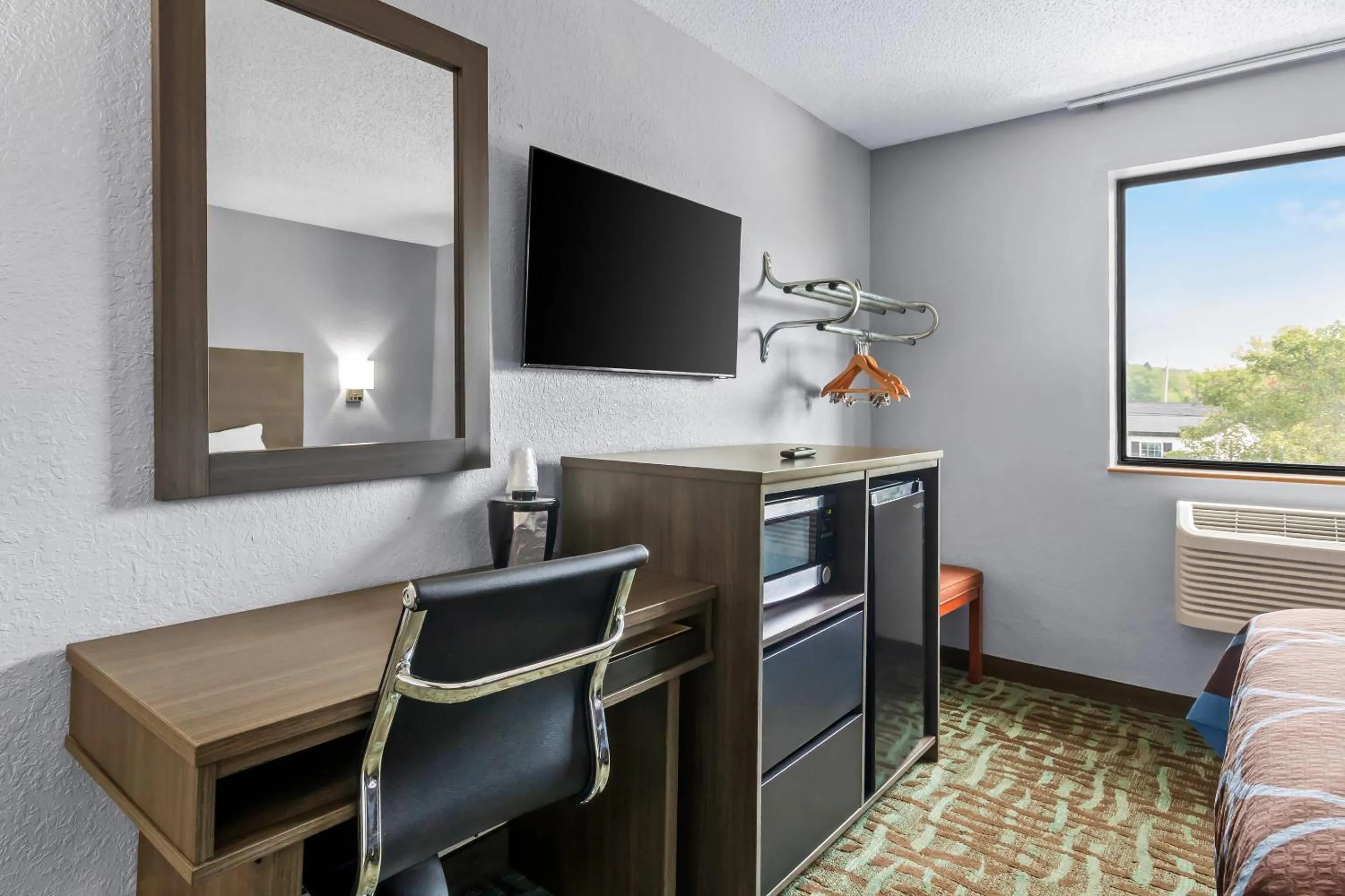 Bedroom in Rodeway Inn Delmont