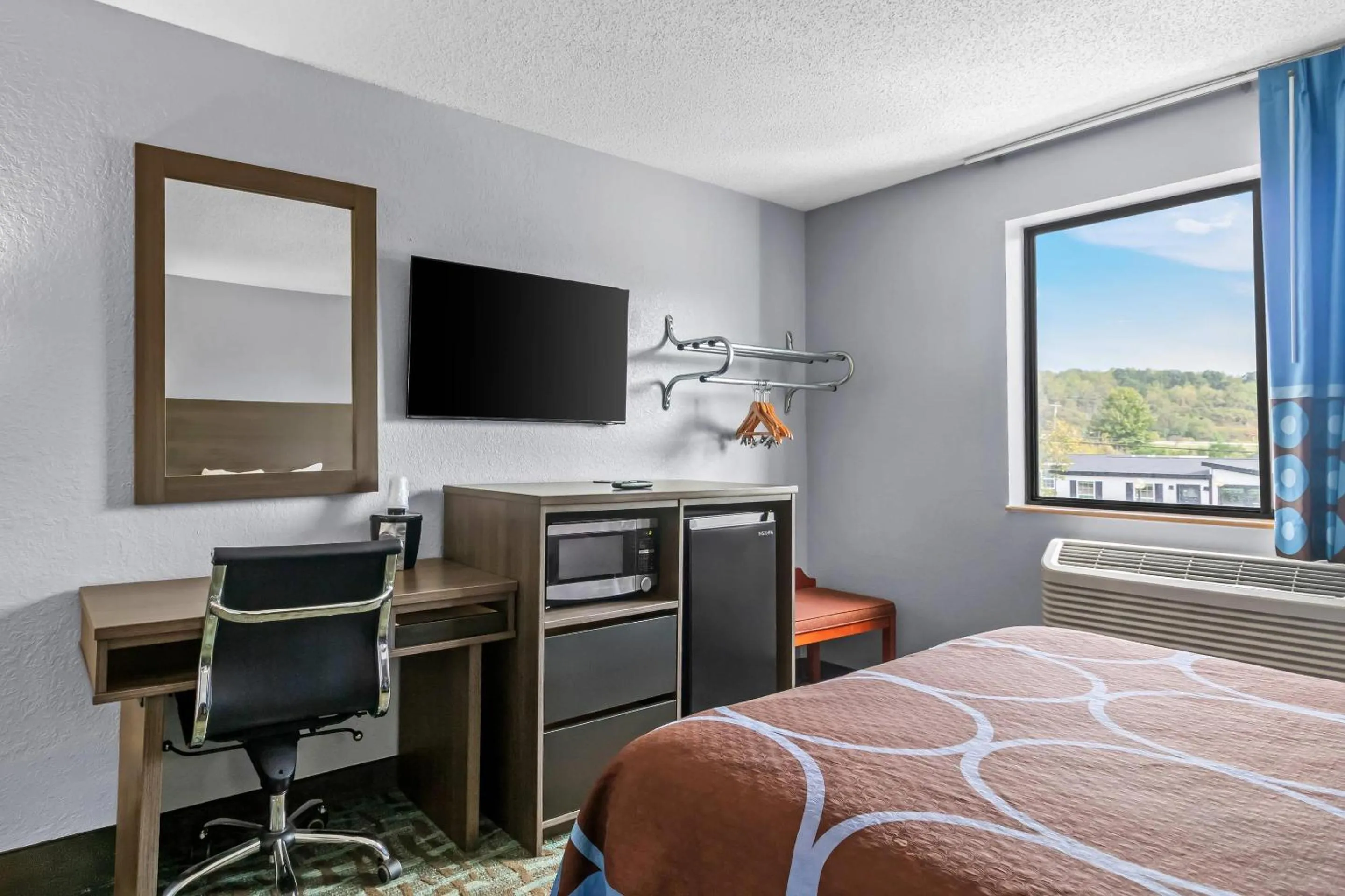 Bedroom, Bed in Rodeway Inn Delmont