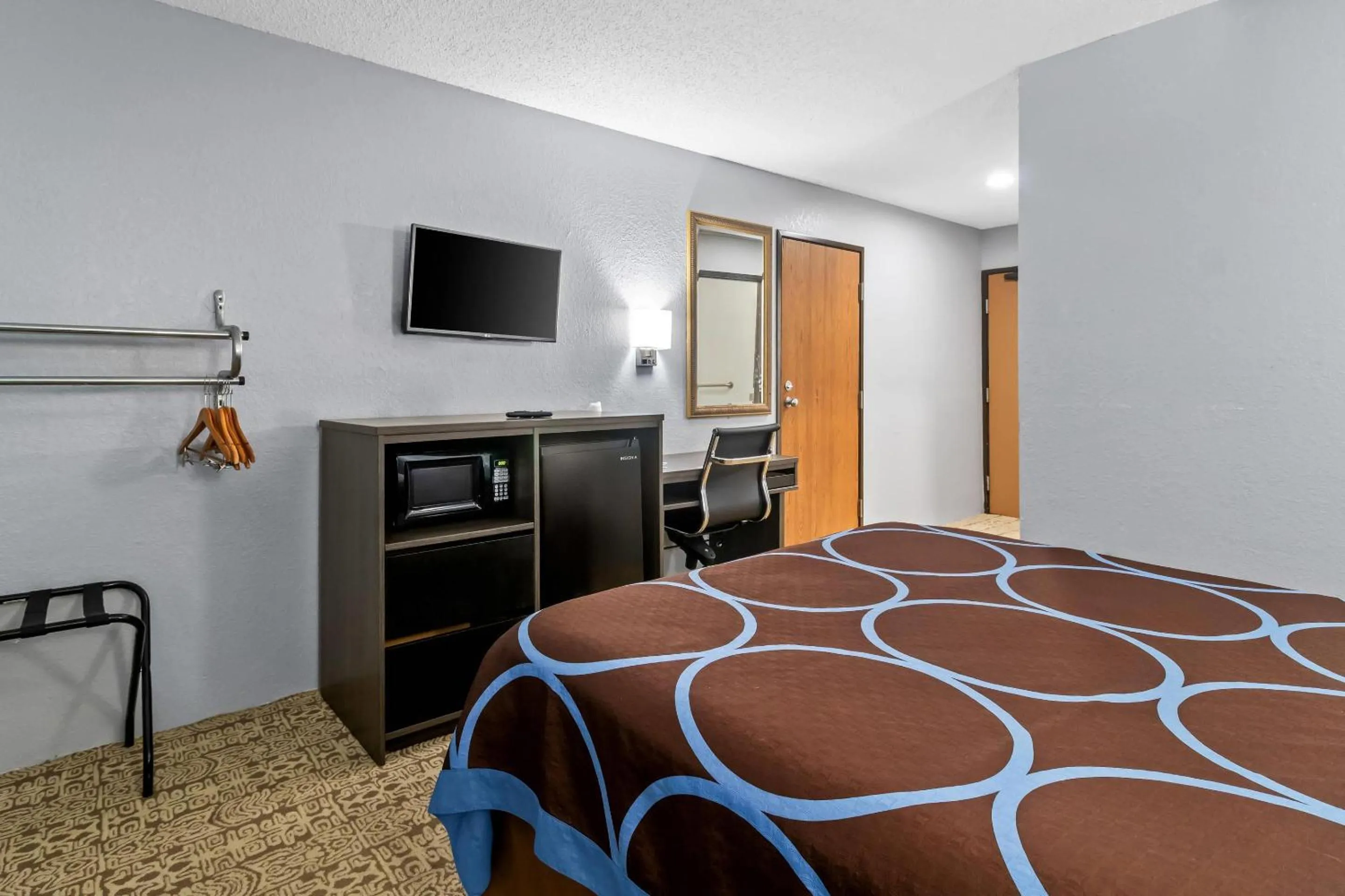 Bedroom, Bed in Rodeway Inn Delmont