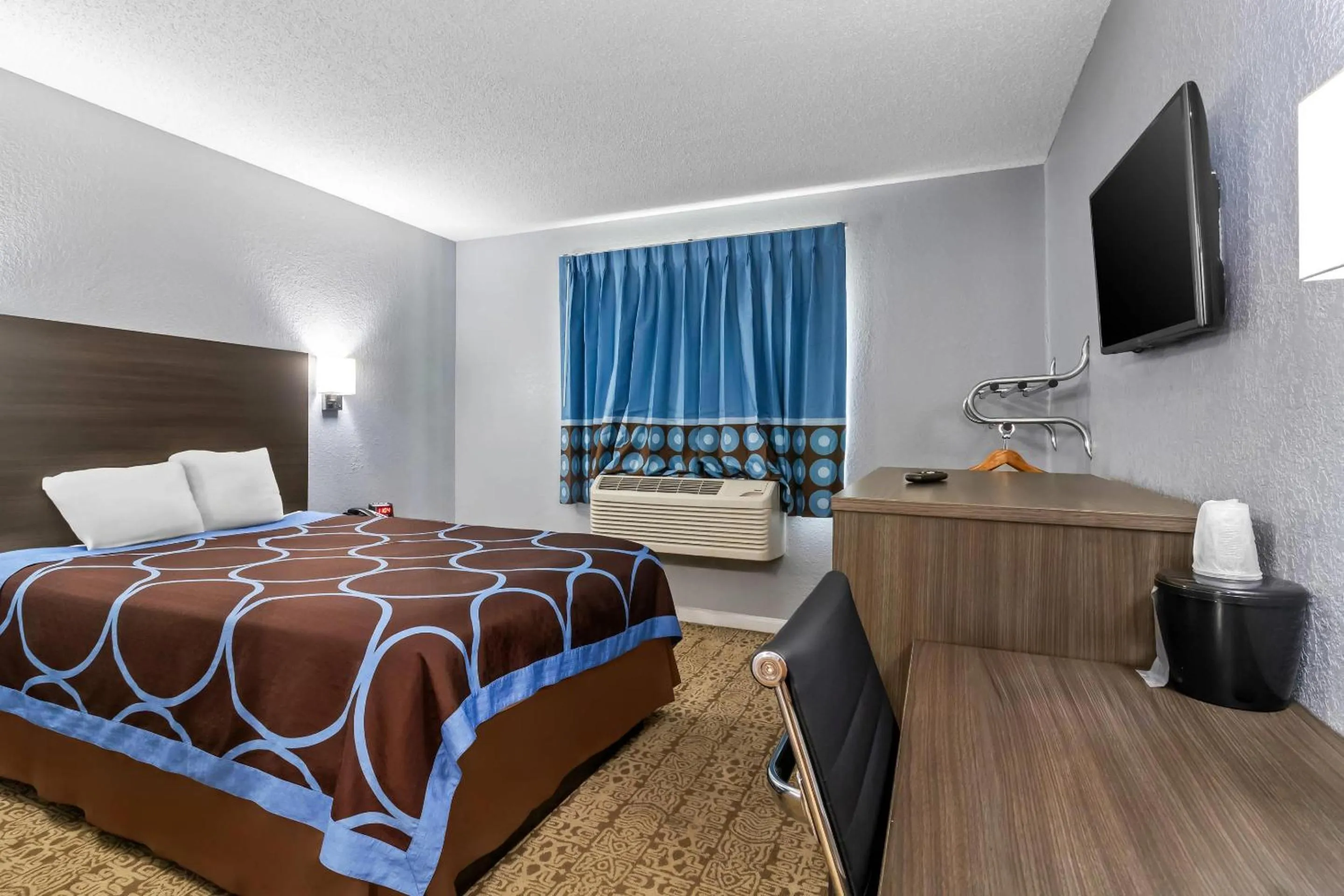 Bedroom, Bed in Rodeway Inn Delmont