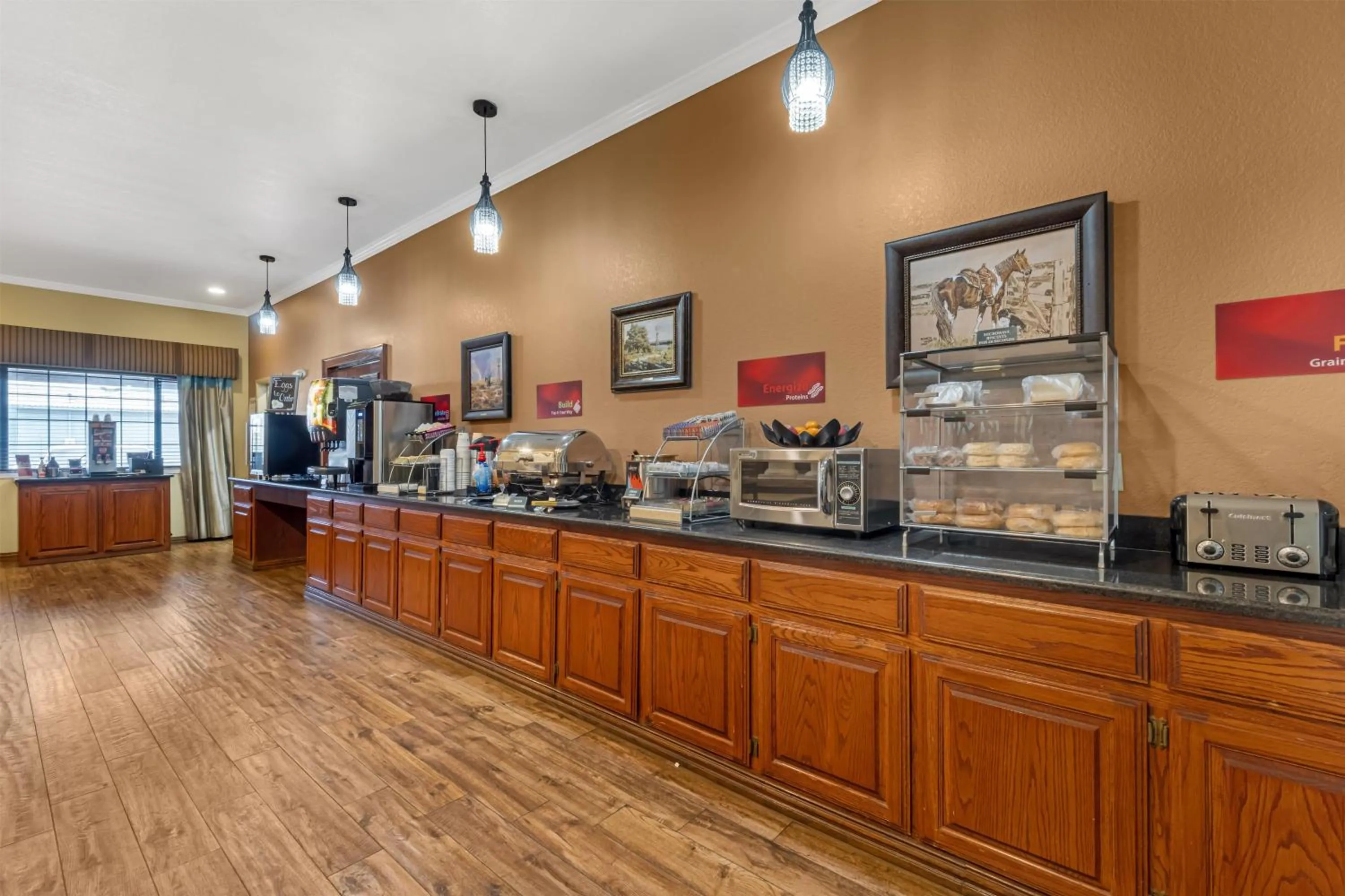 Breakfast in Best Western Plus Shamrock Inn & Suites