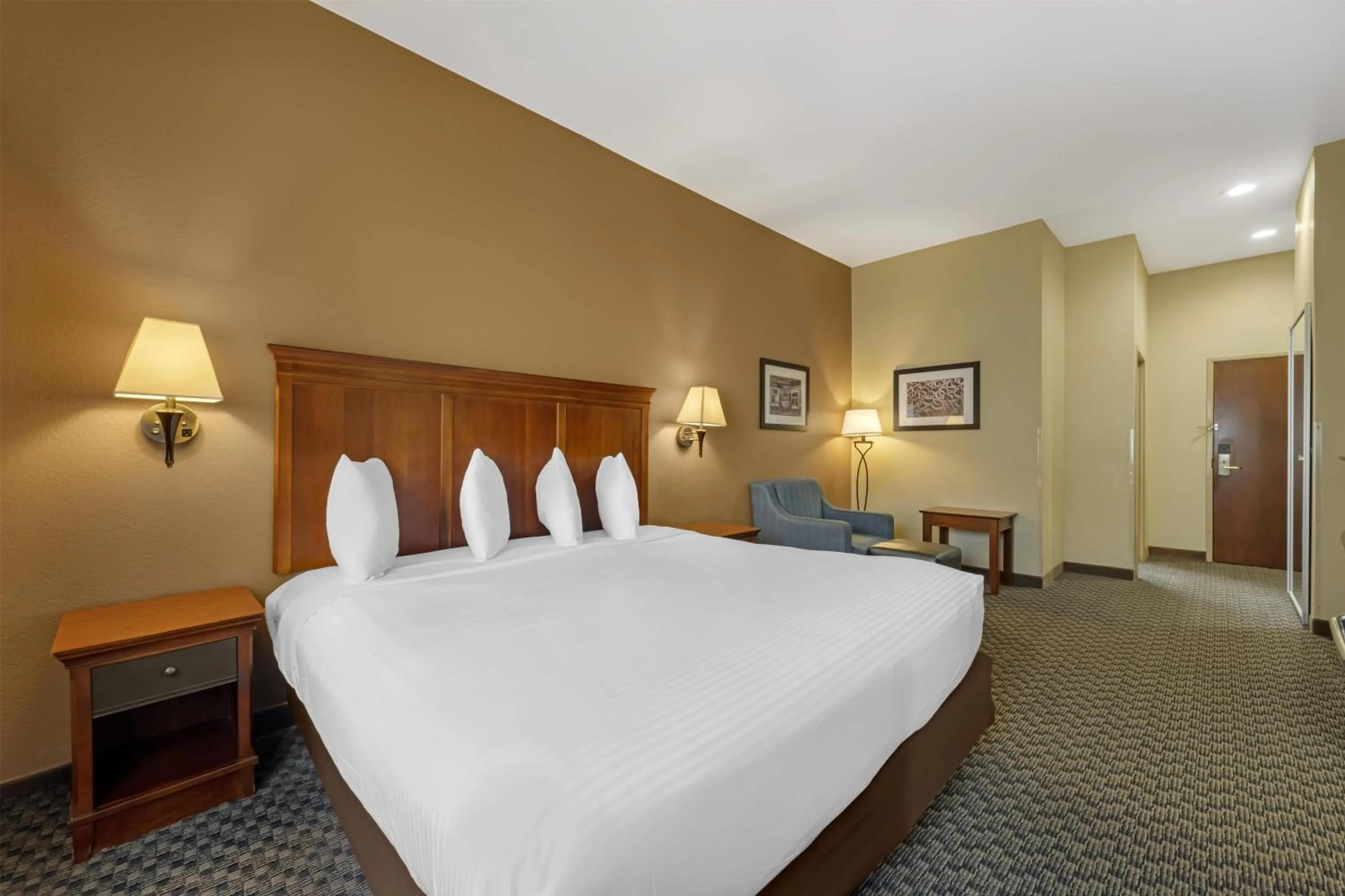 Bedroom, Bed in Best Western Plus Shamrock Inn & Suites