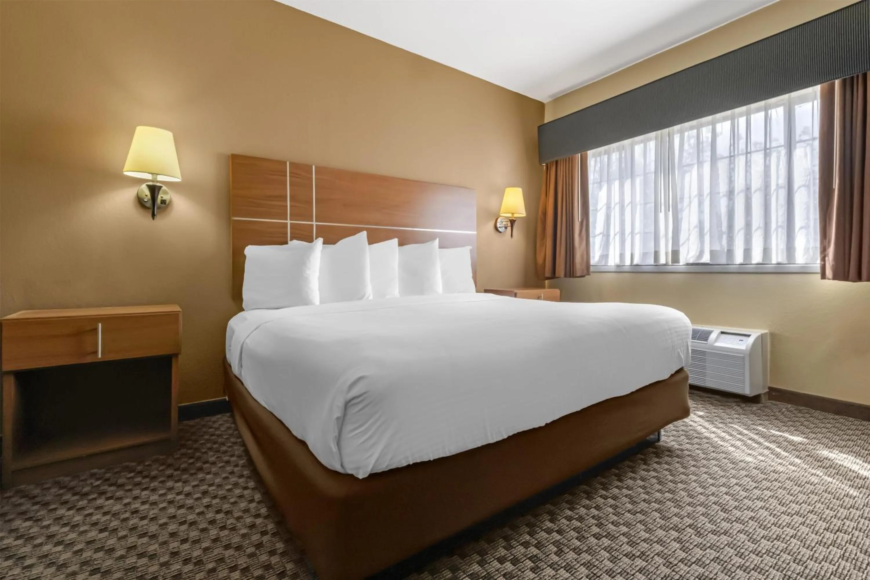 Bedroom, Bed in Best Western Plus Shamrock Inn & Suites