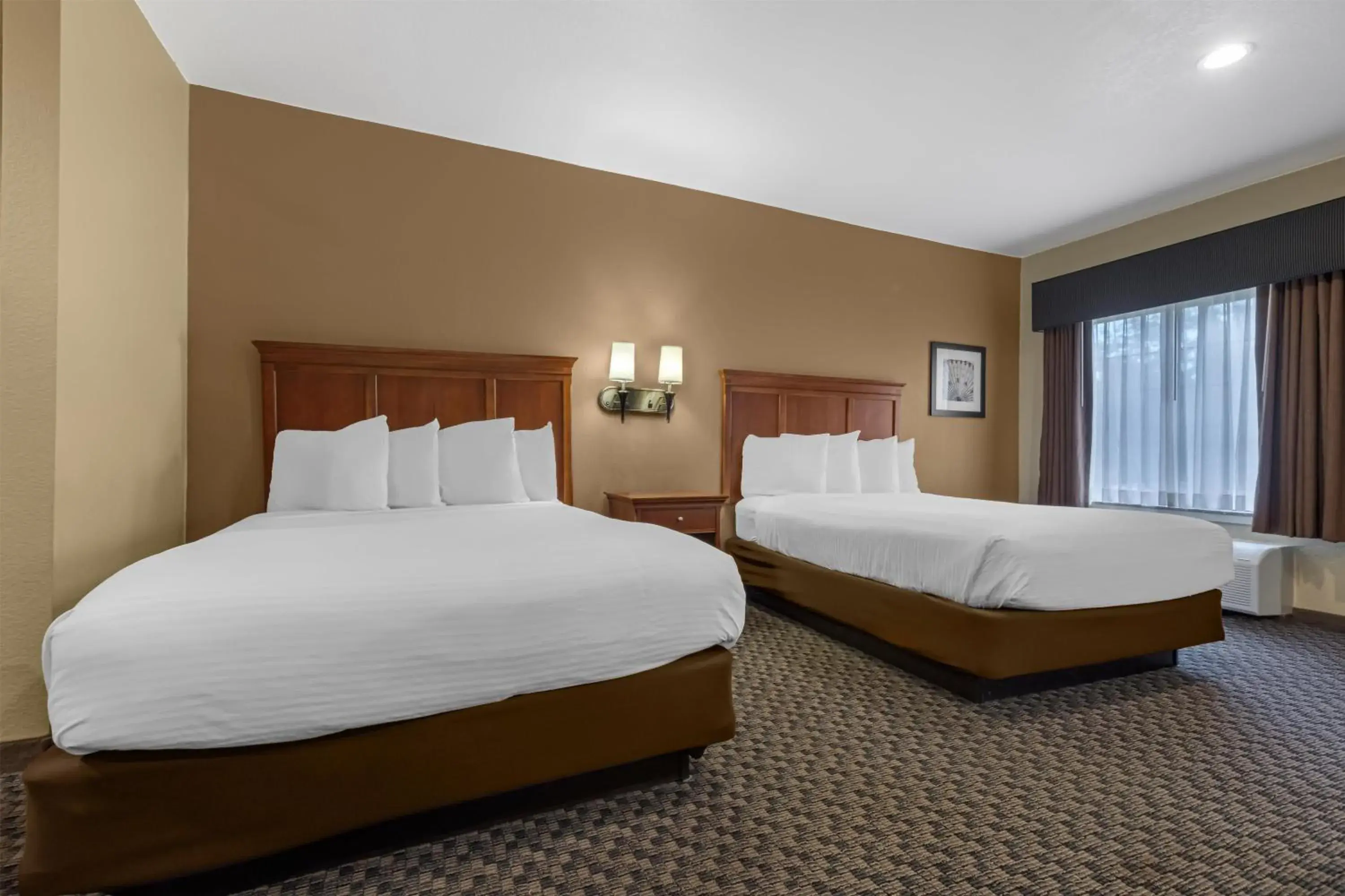 Queen Room with Two Queen Beds and Bath Tub - Mobility Accessible/Hot Tub/Non-Smoking in Best Western Plus Shamrock Inn & Suites Queen Room with Two Queen Beds and Bath Tub - Mobility Accessible/Hot Tub/Non-Smoking in Best Western Plus Shamrock Inn & Suites