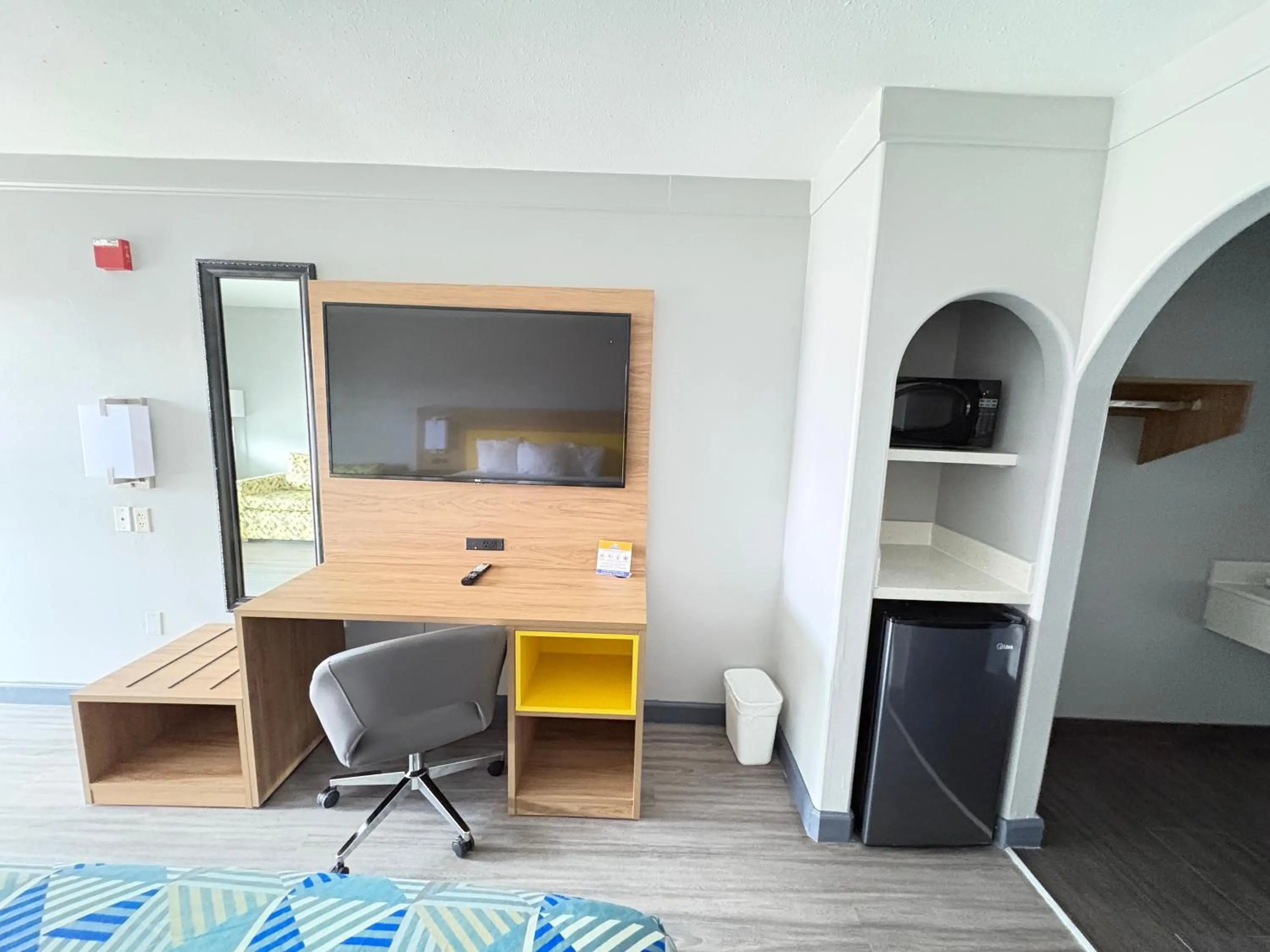 TV and multimedia, Bed in Days Inn by Wyndham Gonzales