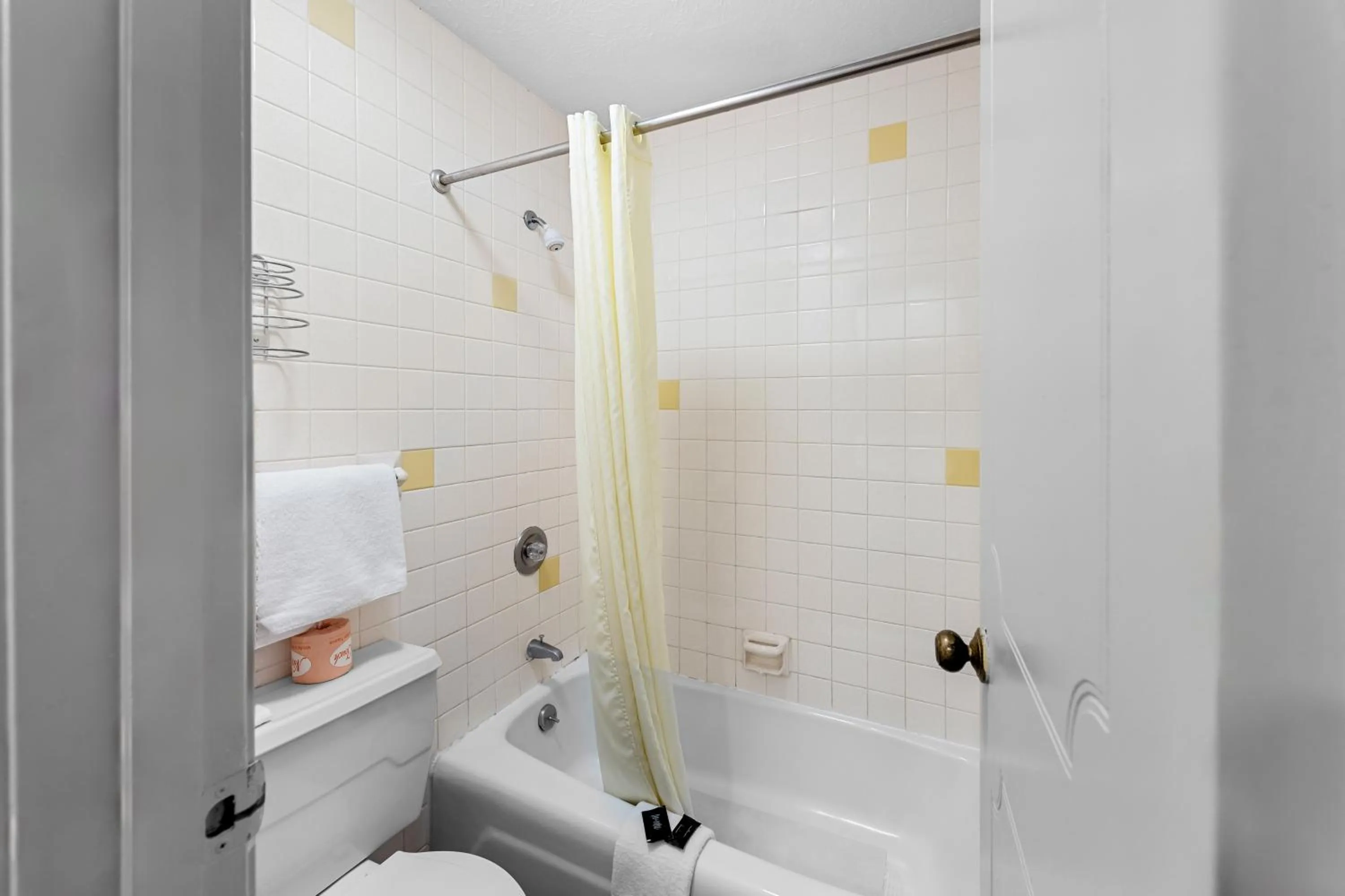 Shower in Americas Best Value Inn Marion