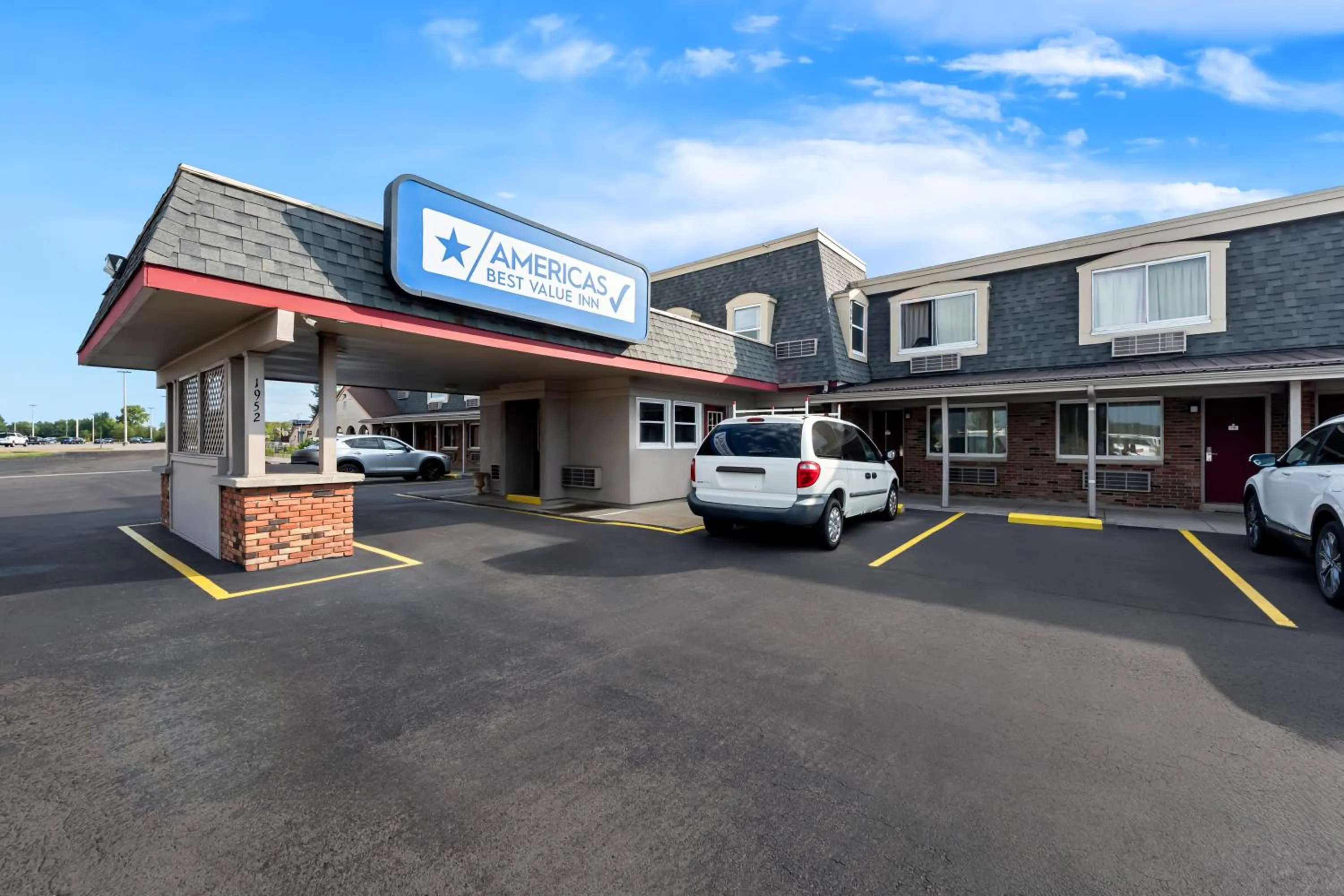 Property building in Americas Best Value Inn Marion