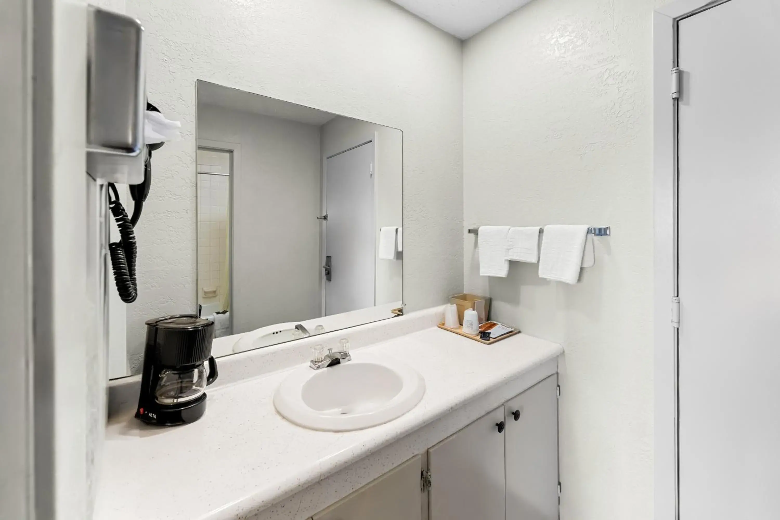 2 Double Beds Smoking in Americas Best Value Inn Marion 2 Double Beds Smoking in Americas Best Value Inn Marion