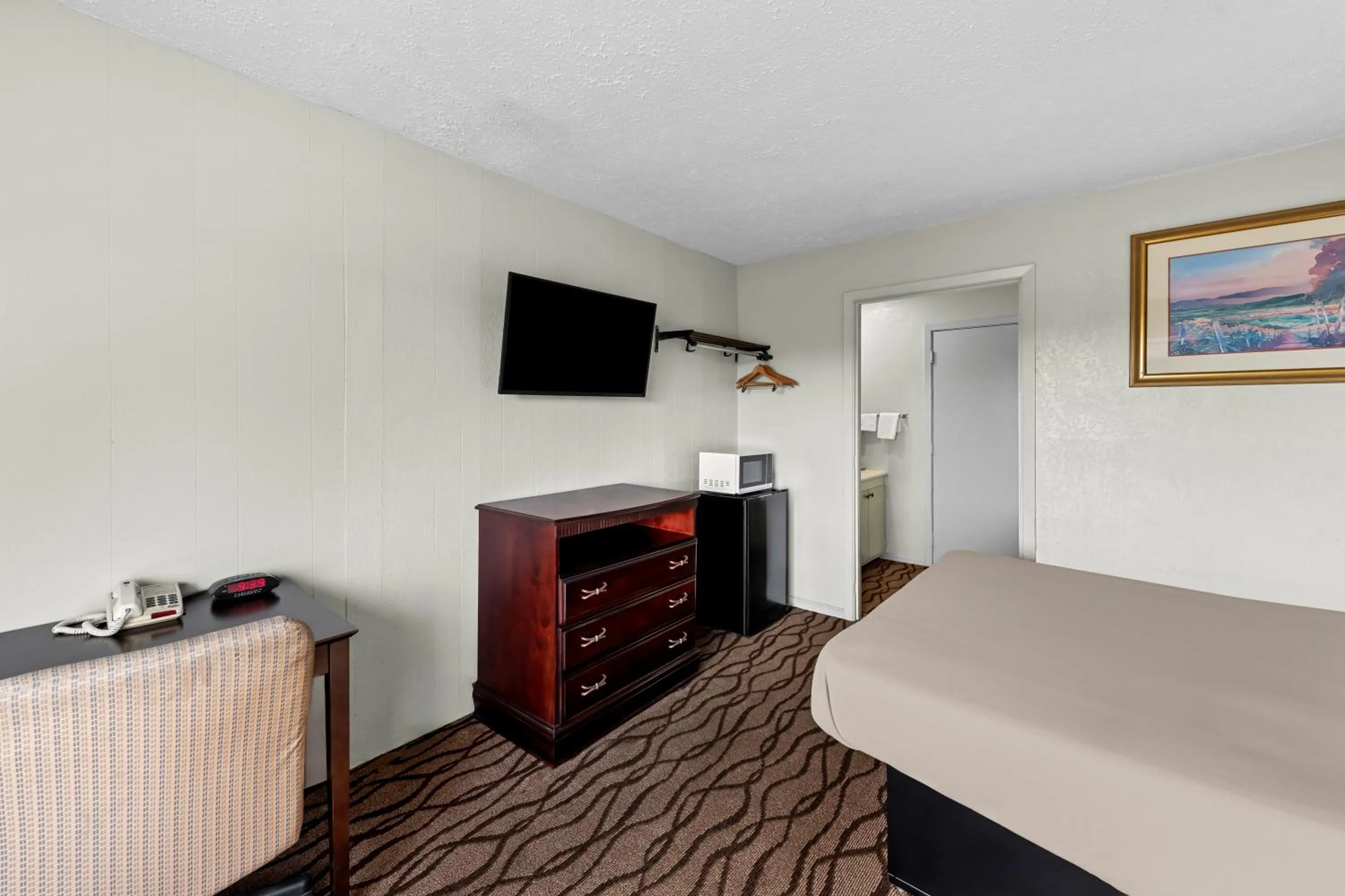 TV and multimedia in Americas Best Value Inn Marion