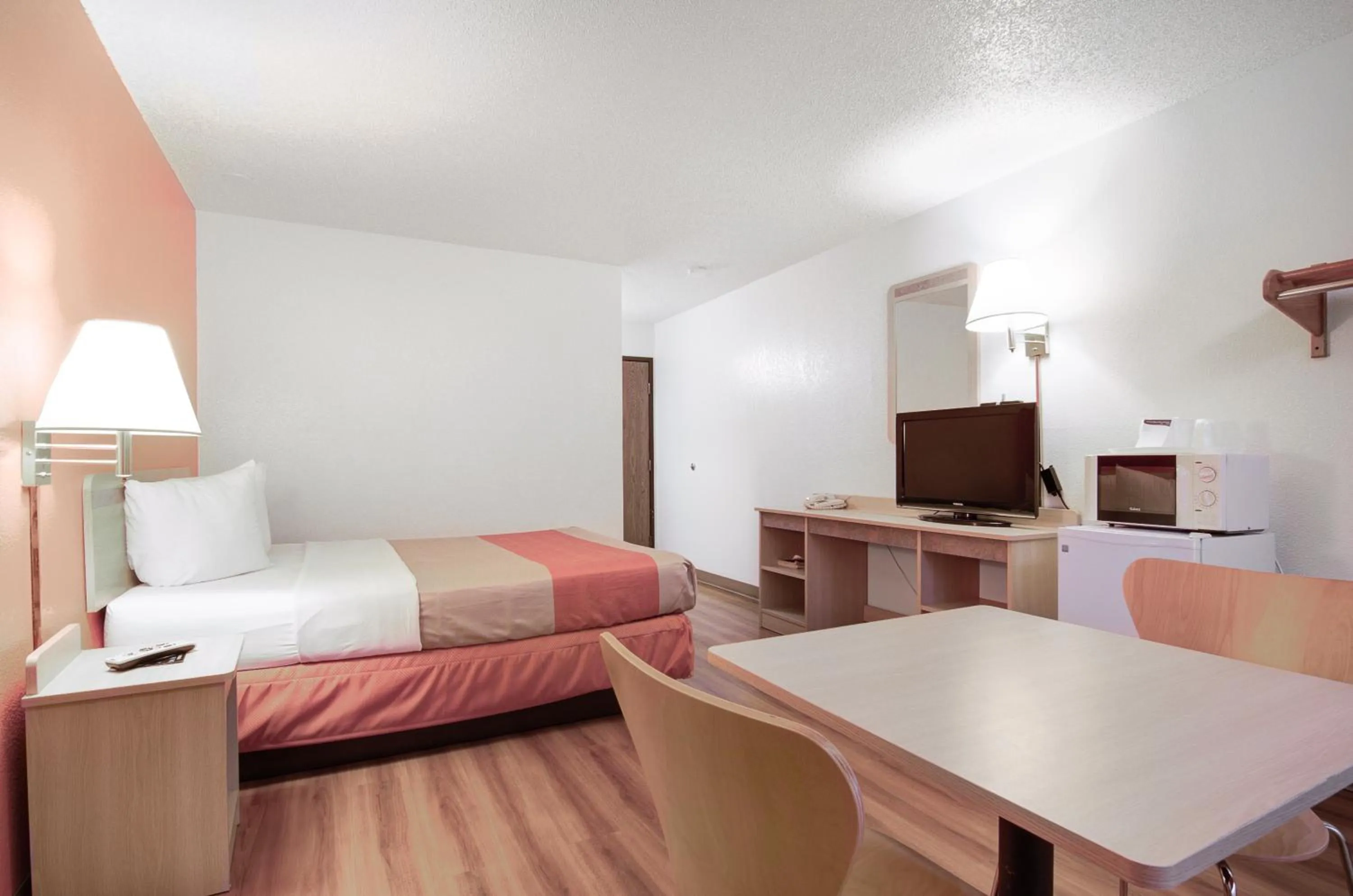 Bedroom, Bed in Motel 6-Colby, KS