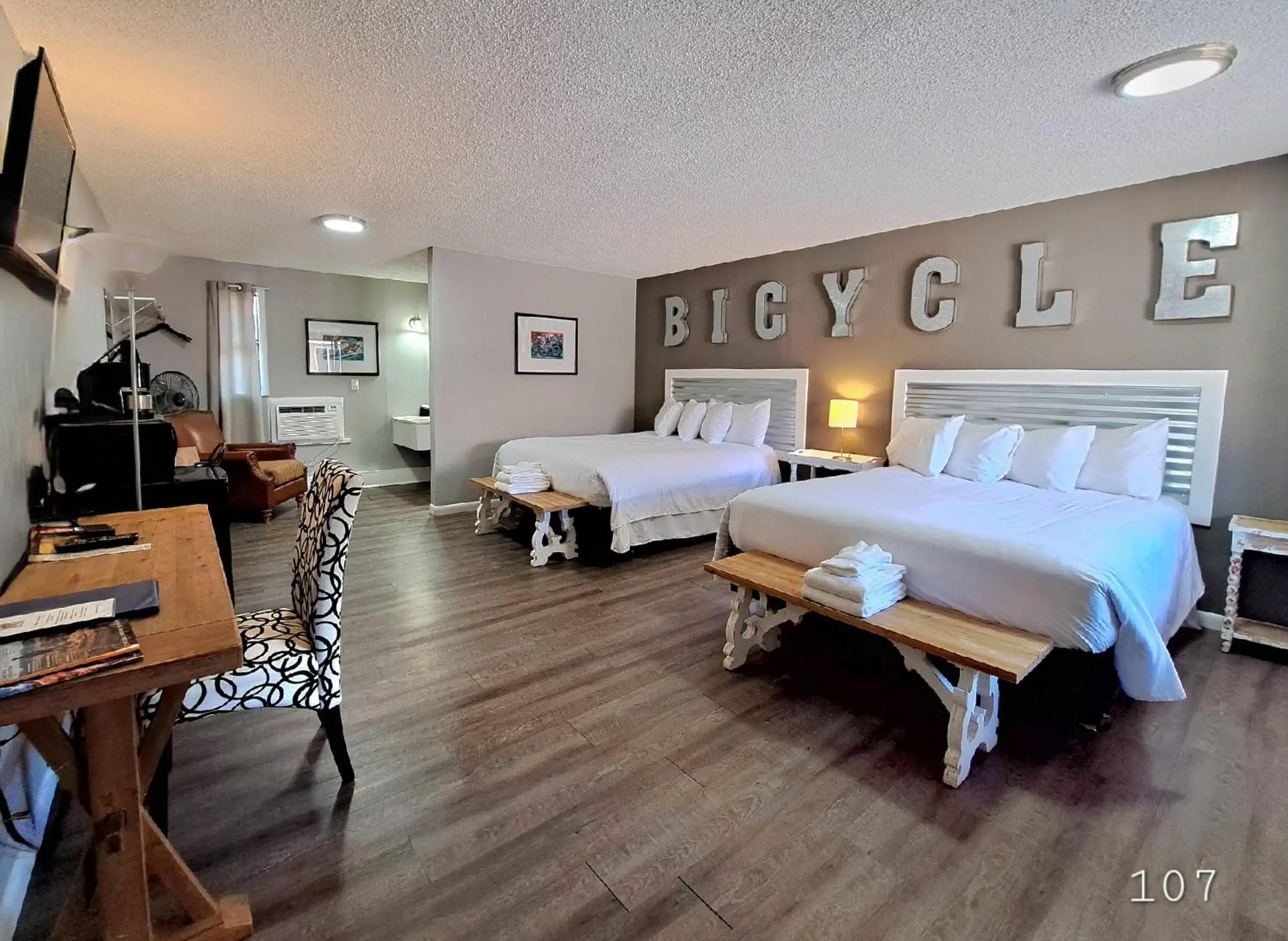Superior Queen Room with Two Queen Beds in Buffalo Lodge Bicycle Resort - Amazing access to local trails & the Garden Superior Queen Room with Two Queen Beds in Buffalo Lodge Bicycle Resort - Amazing access to local trails & the Garden