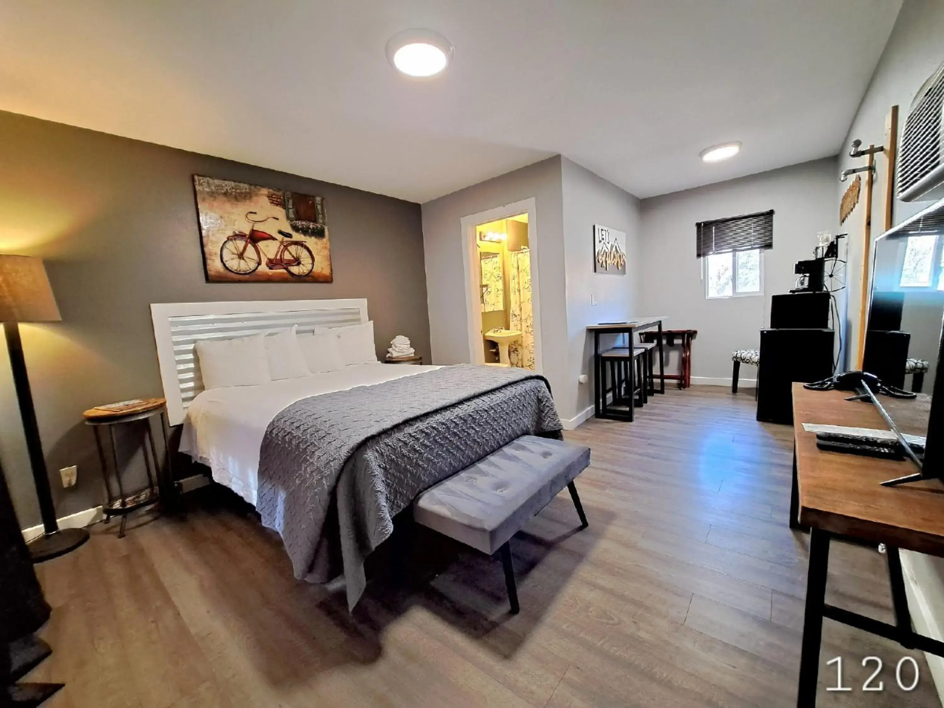 Superior Queen Room - single occupancy in Buffalo Lodge Bicycle Resort - Amazing access to local trails & the Garden Superior Queen Room - single occupancy in Buffalo Lodge Bicycle Resort - Amazing access to local trails & the Garden