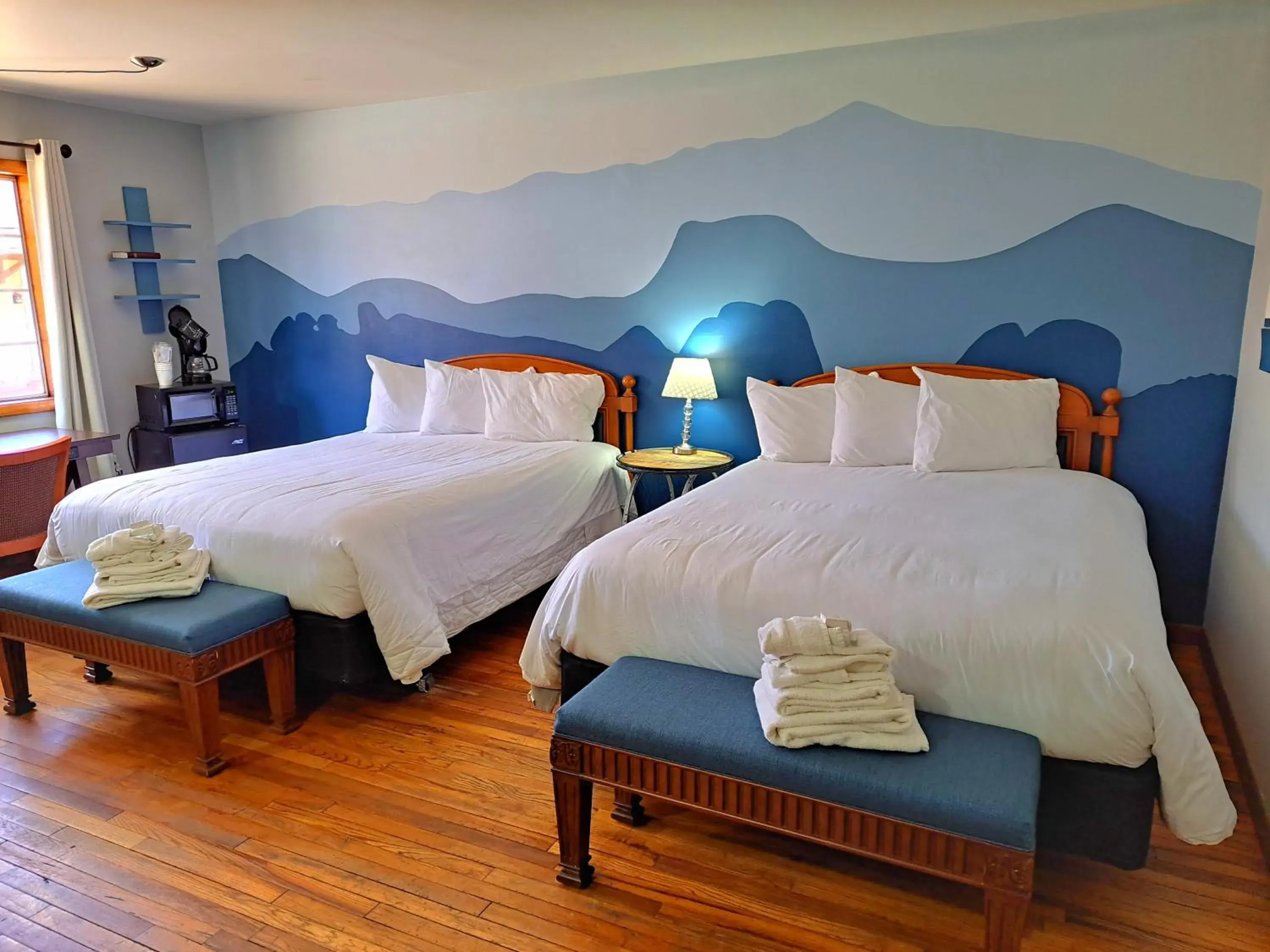 Queen Room in Buffalo Lodge Bicycle Resort - Amazing access to local trails & the Garden Queen Room in Buffalo Lodge Bicycle Resort - Amazing access to local trails & the Garden