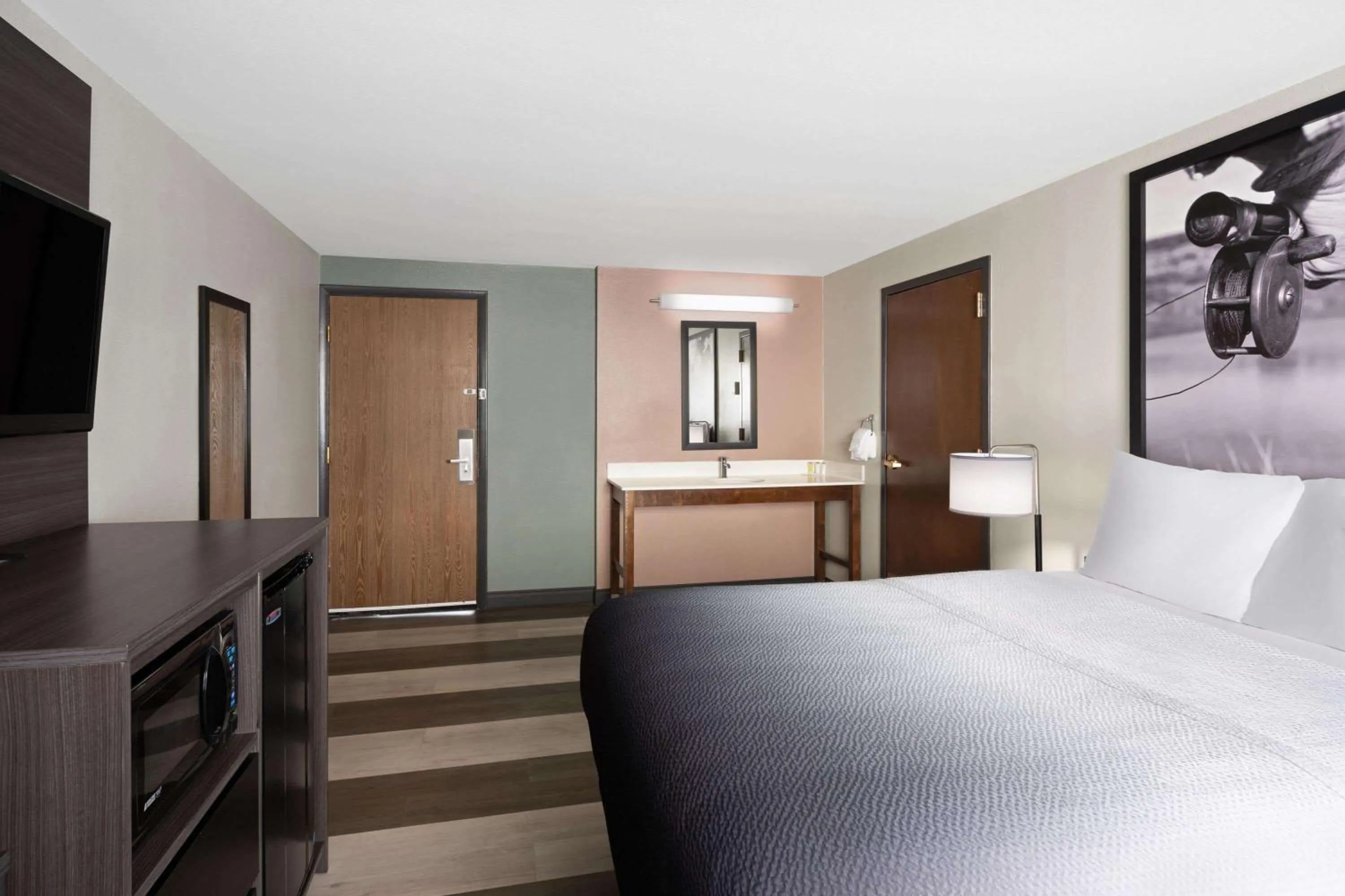 Photo of the whole room, Bed in Super 8 by Wyndham Conrad