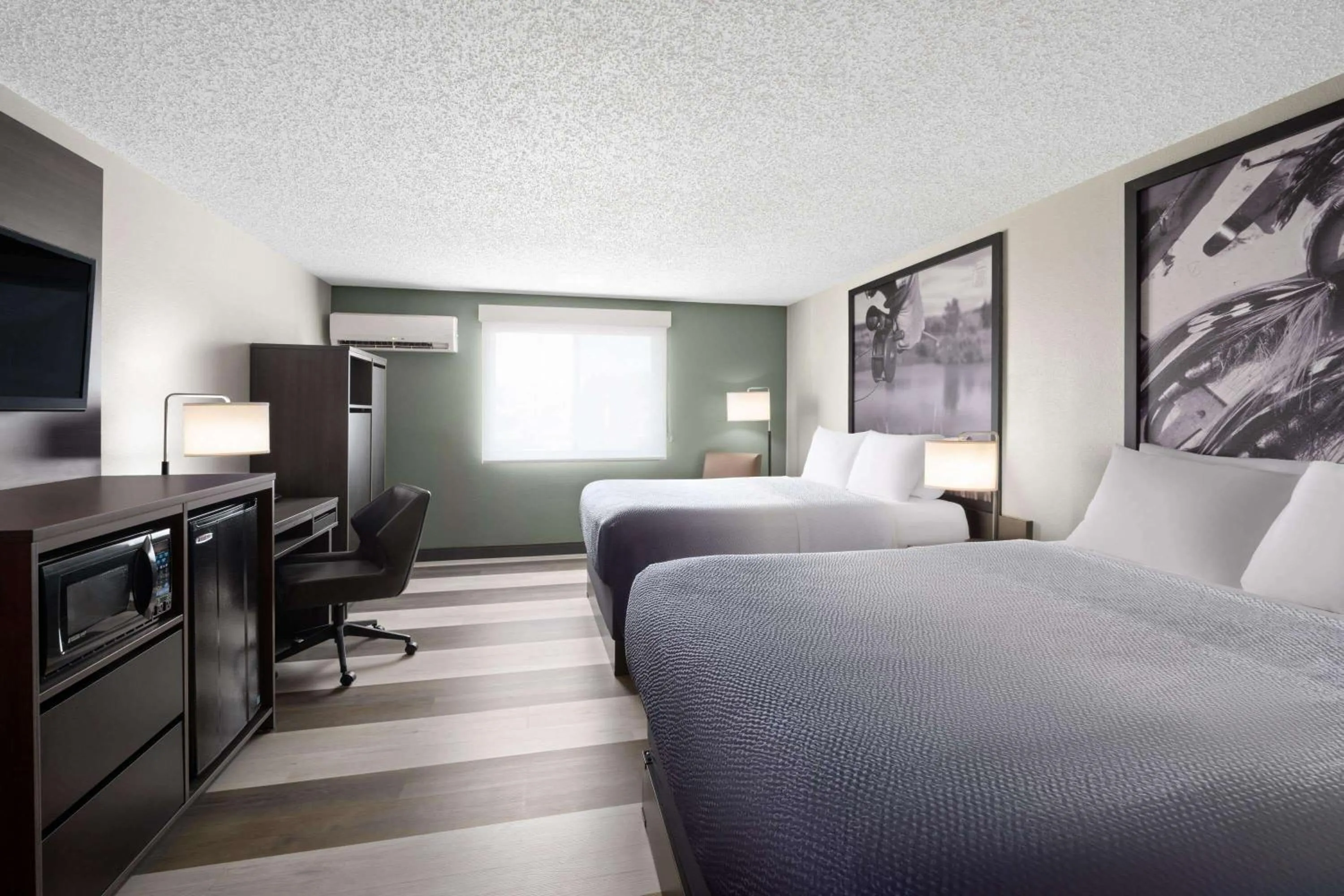 Photo of the whole room, Bed in Super 8 by Wyndham Conrad