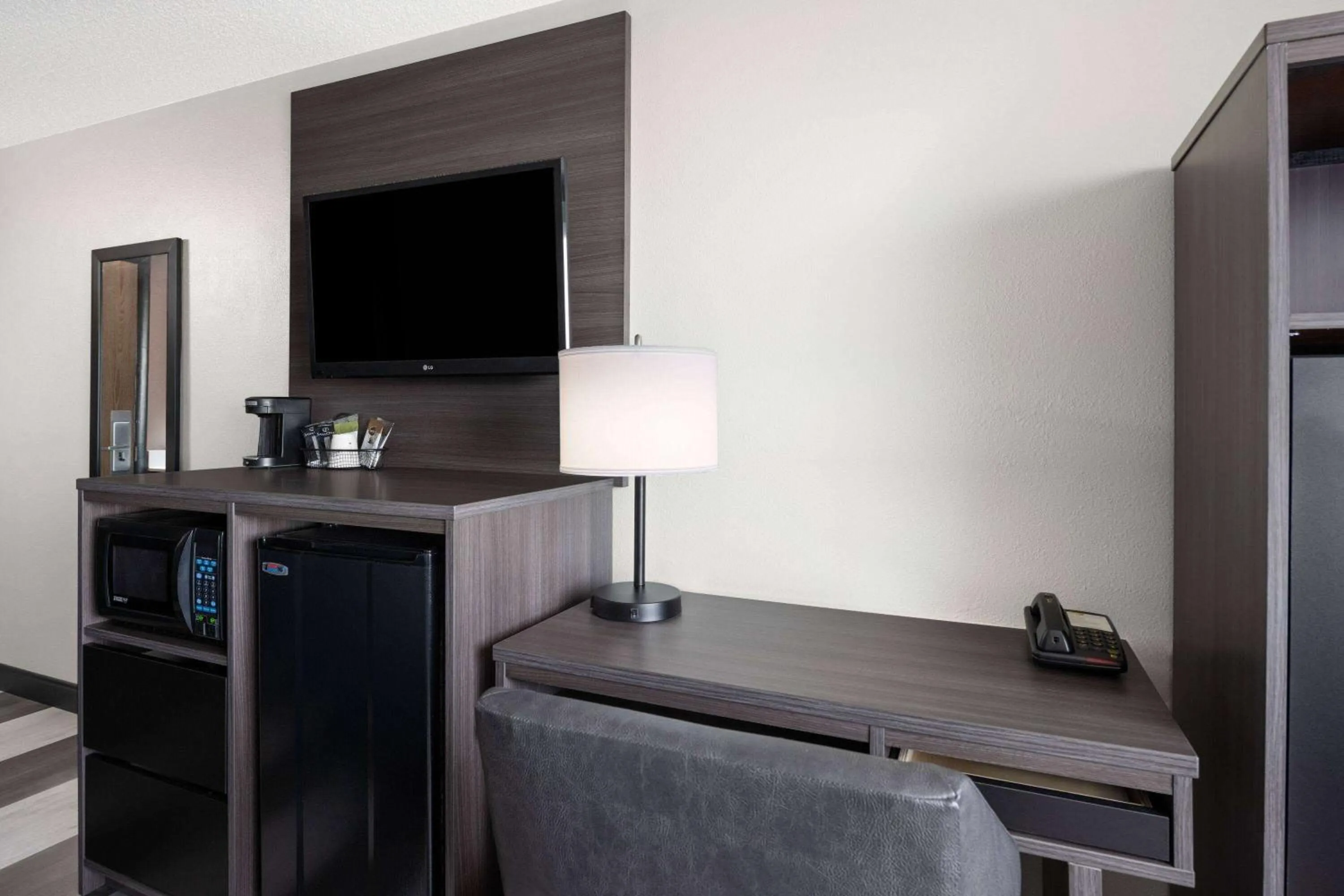 Photo of the whole room in Super 8 by Wyndham Conrad