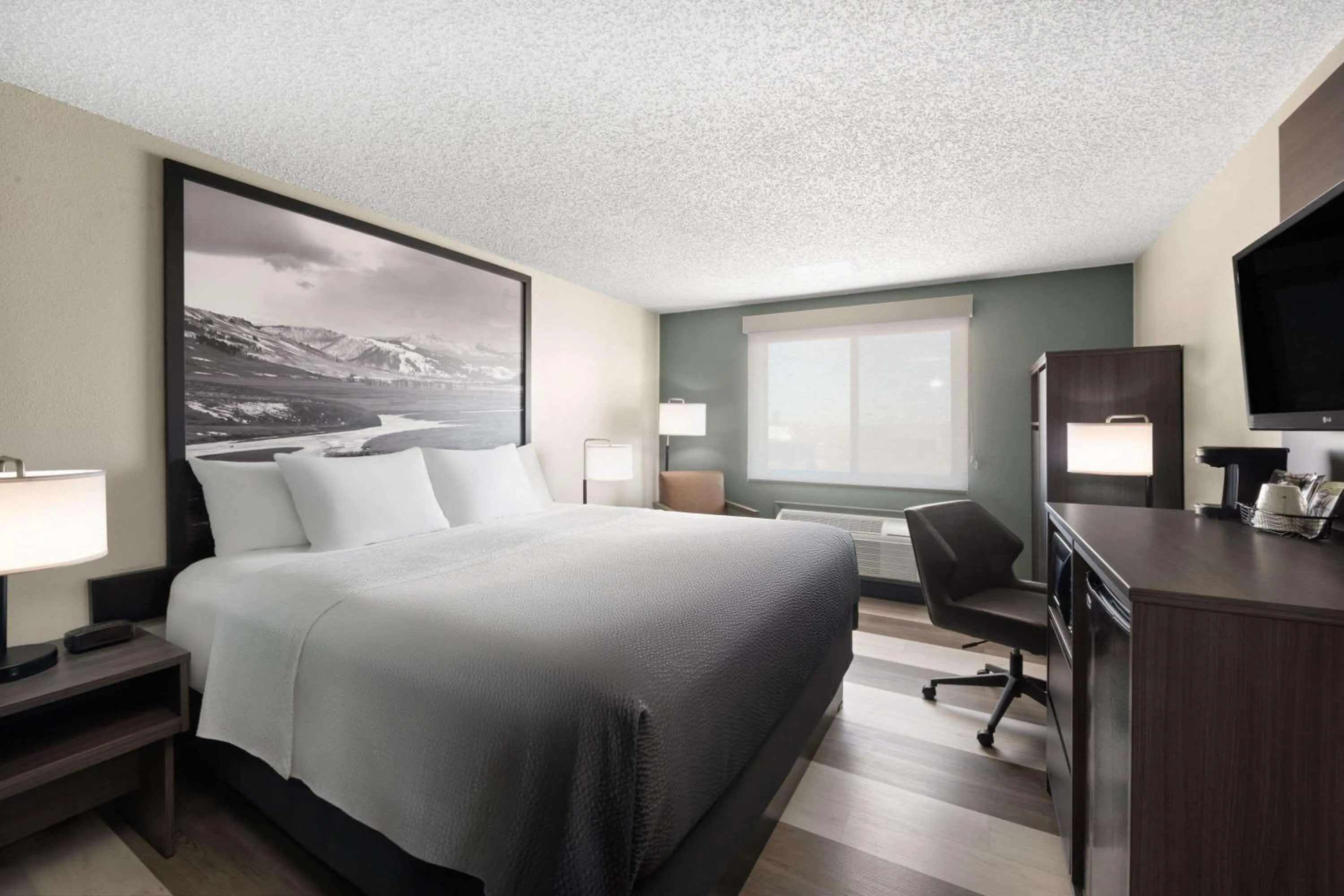 Photo of the whole room, Bed in Super 8 by Wyndham Conrad