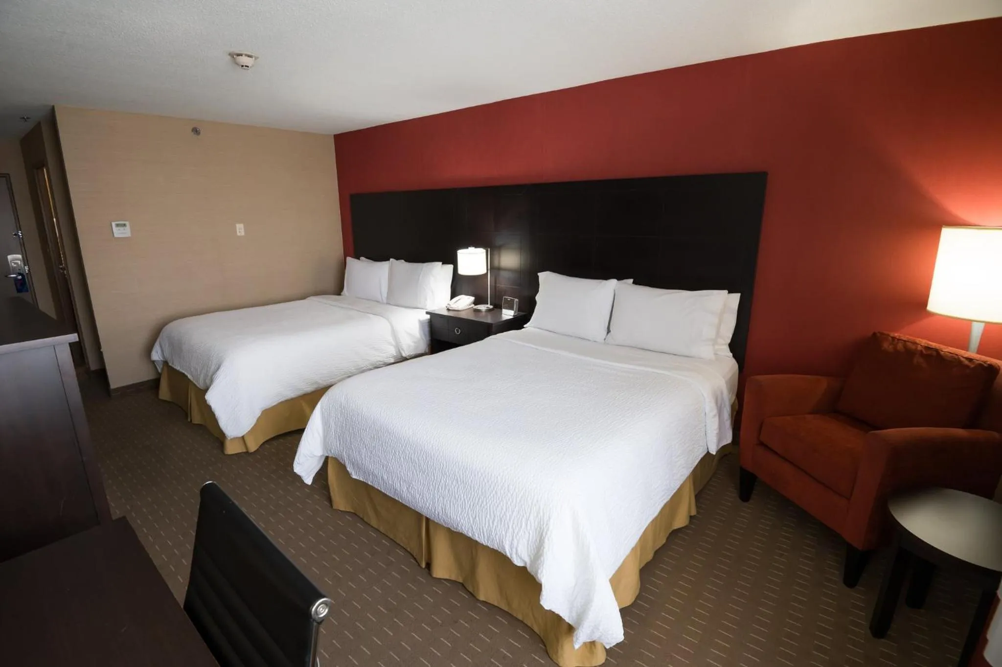 Photo of the whole room, Bed in Holiday Inn Express Hotel & Suites Chatham South by IHG