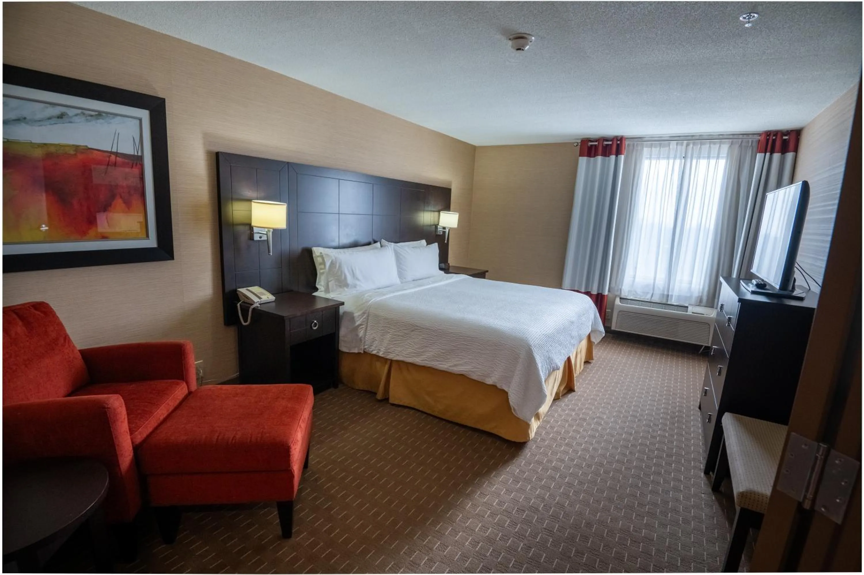 Bed in Holiday Inn Express Hotel & Suites Chatham South by IHG