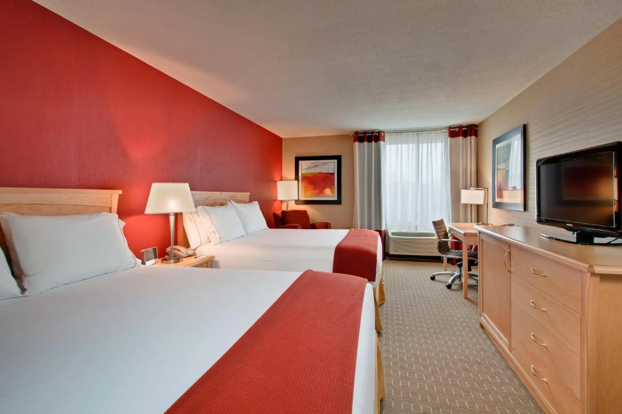 Photo of the whole room, Bed in Holiday Inn Express Hotel & Suites Chatham South by IHG