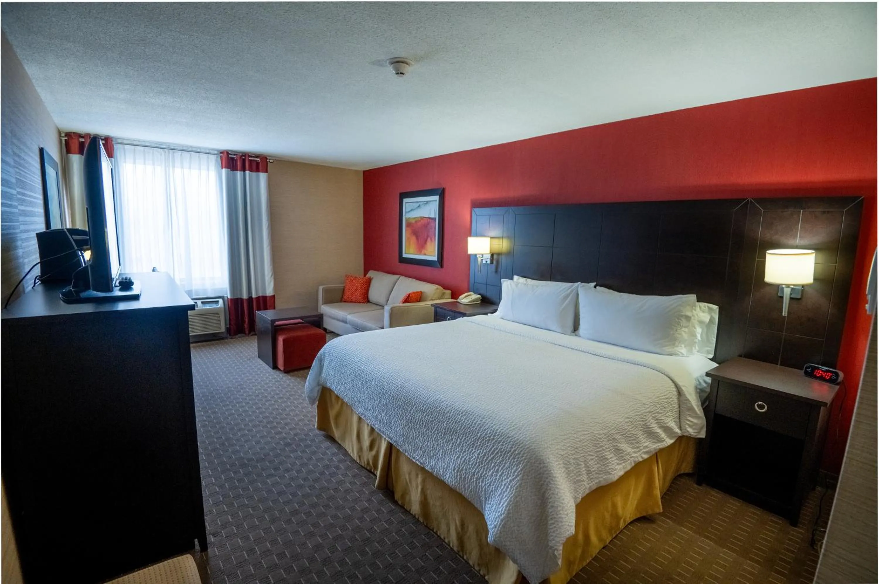 Bed in Holiday Inn Express Hotel & Suites Chatham South by IHG
