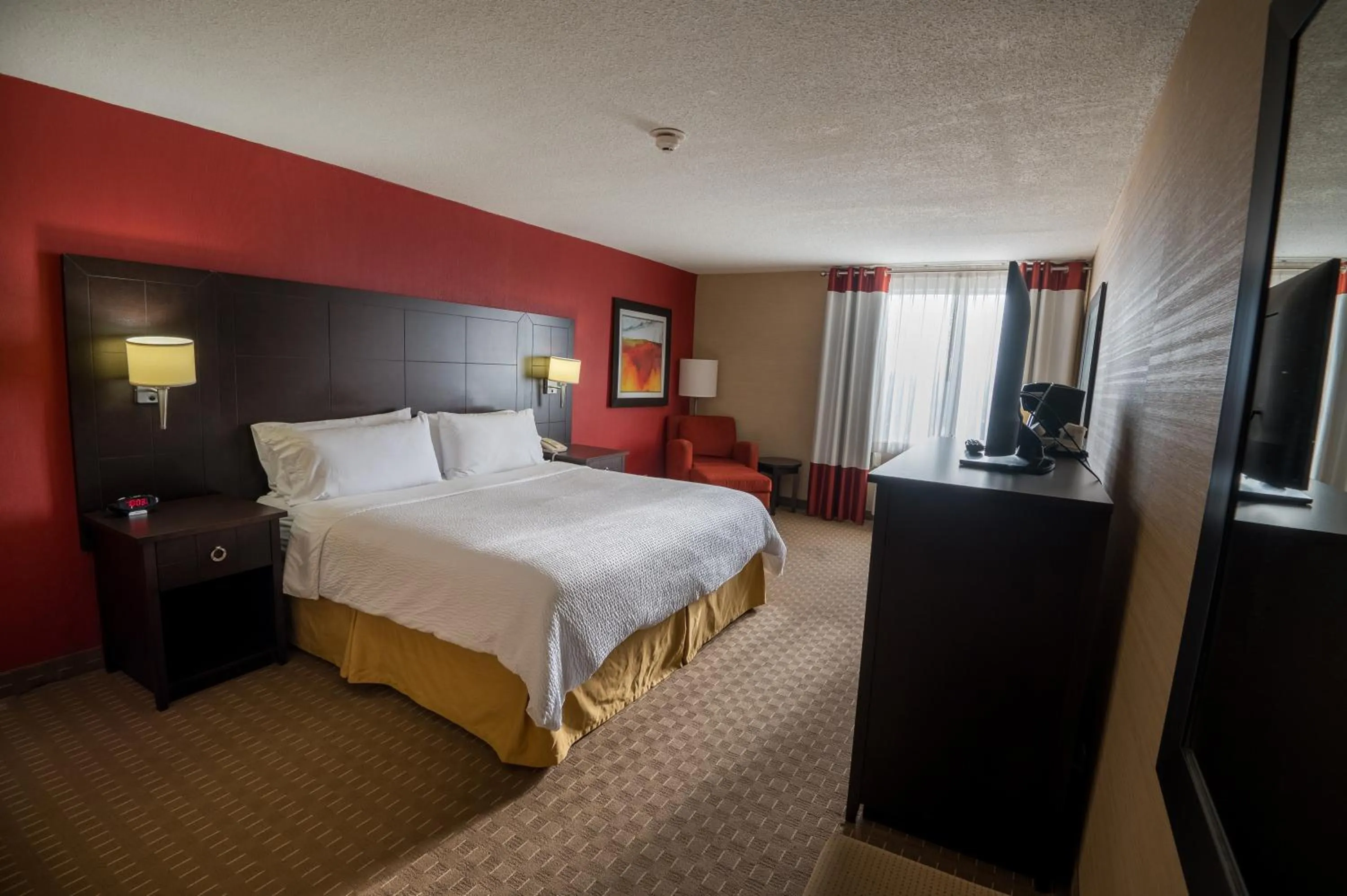 Bed in Holiday Inn Express Hotel & Suites Chatham South by IHG