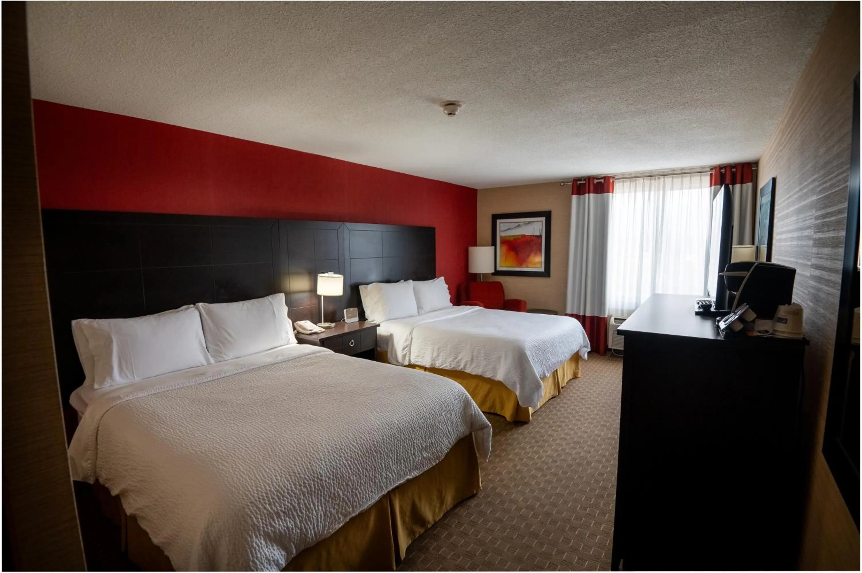 Bed in Holiday Inn Express Hotel & Suites Chatham South by IHG