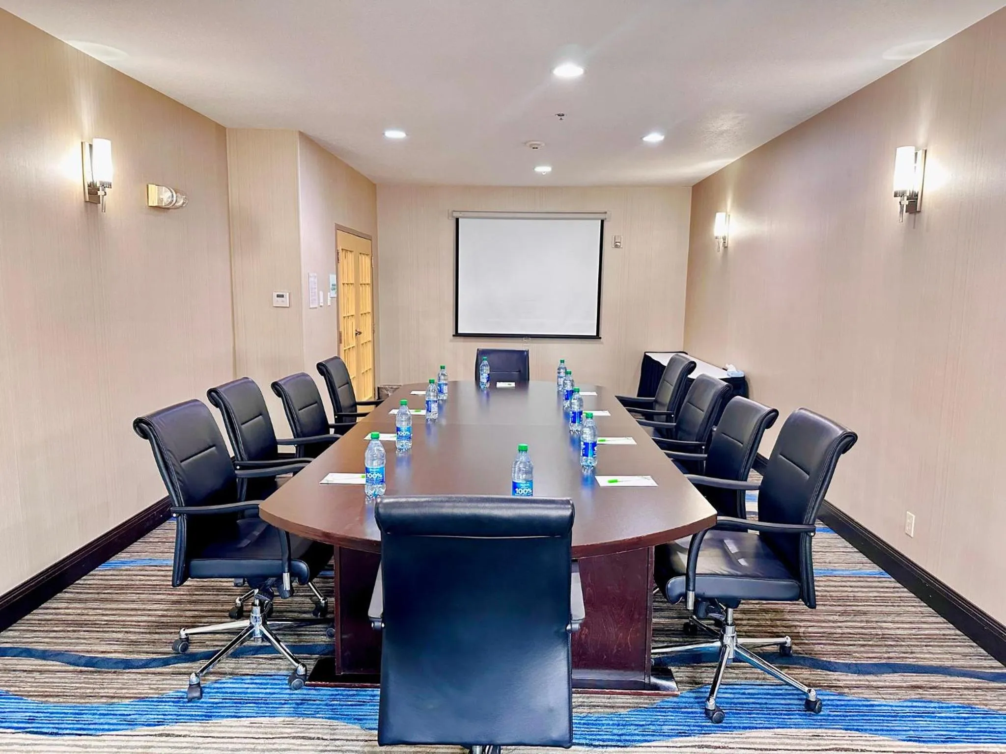 Meeting/conference room in Holiday Inn Hotel & Suites Regina by IHG