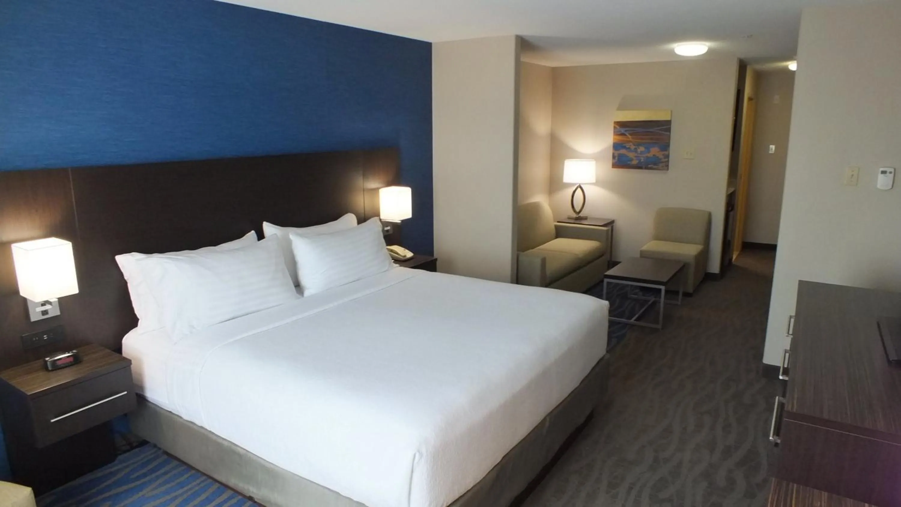 Photo of the whole room, Bed in Holiday Inn Hotel & Suites Regina by IHG