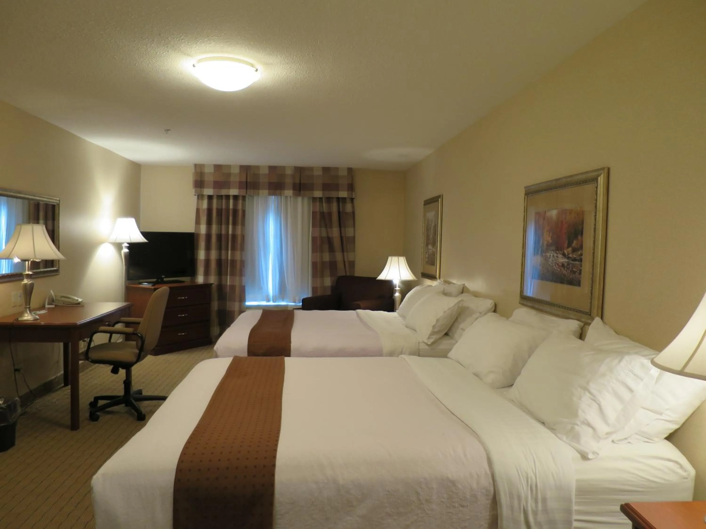 Photo of the whole room, Bed in Holiday Inn Hotel & Suites Regina by IHG