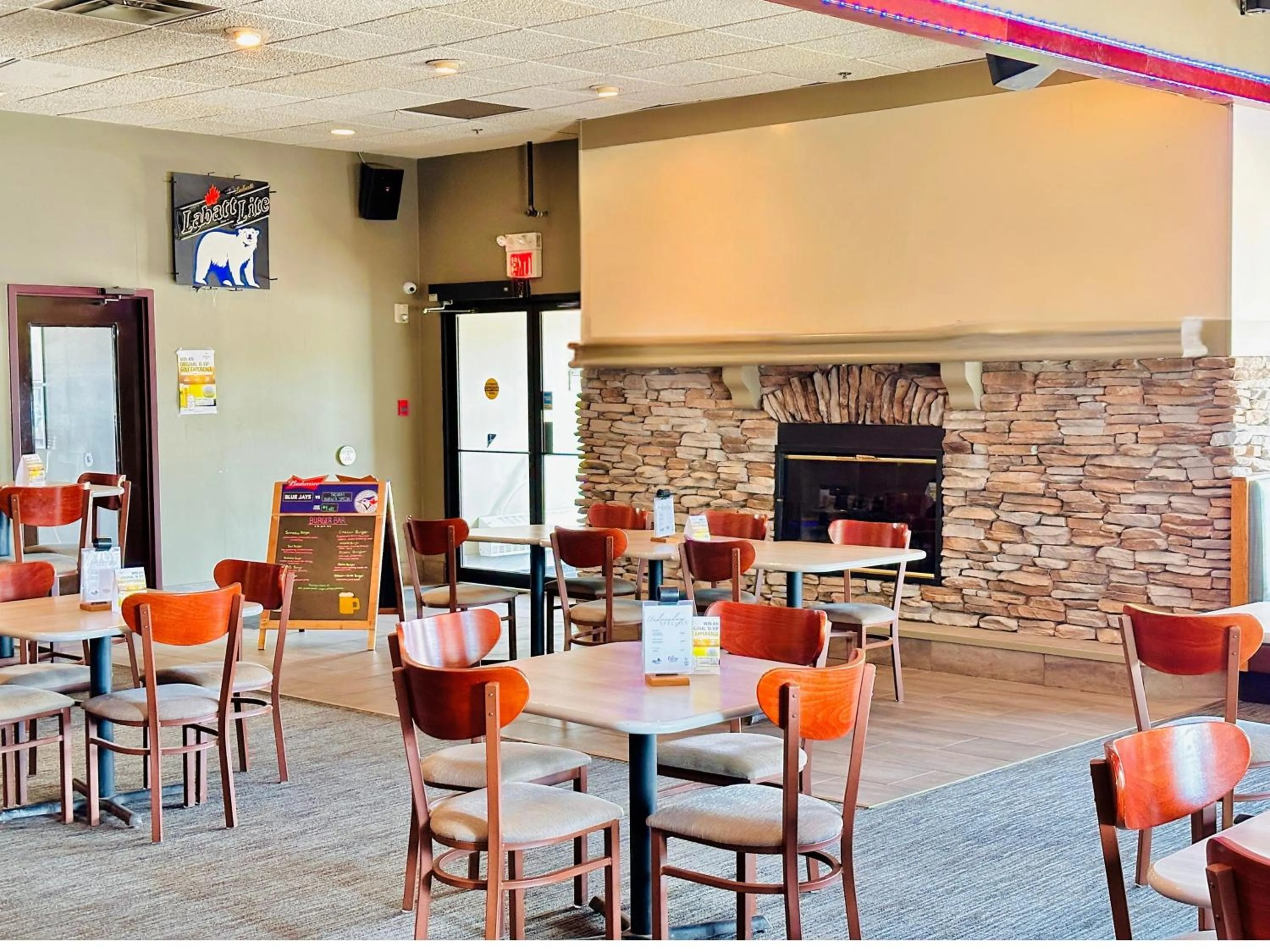 Lounge or bar in Holiday Inn Hotel & Suites Regina by IHG