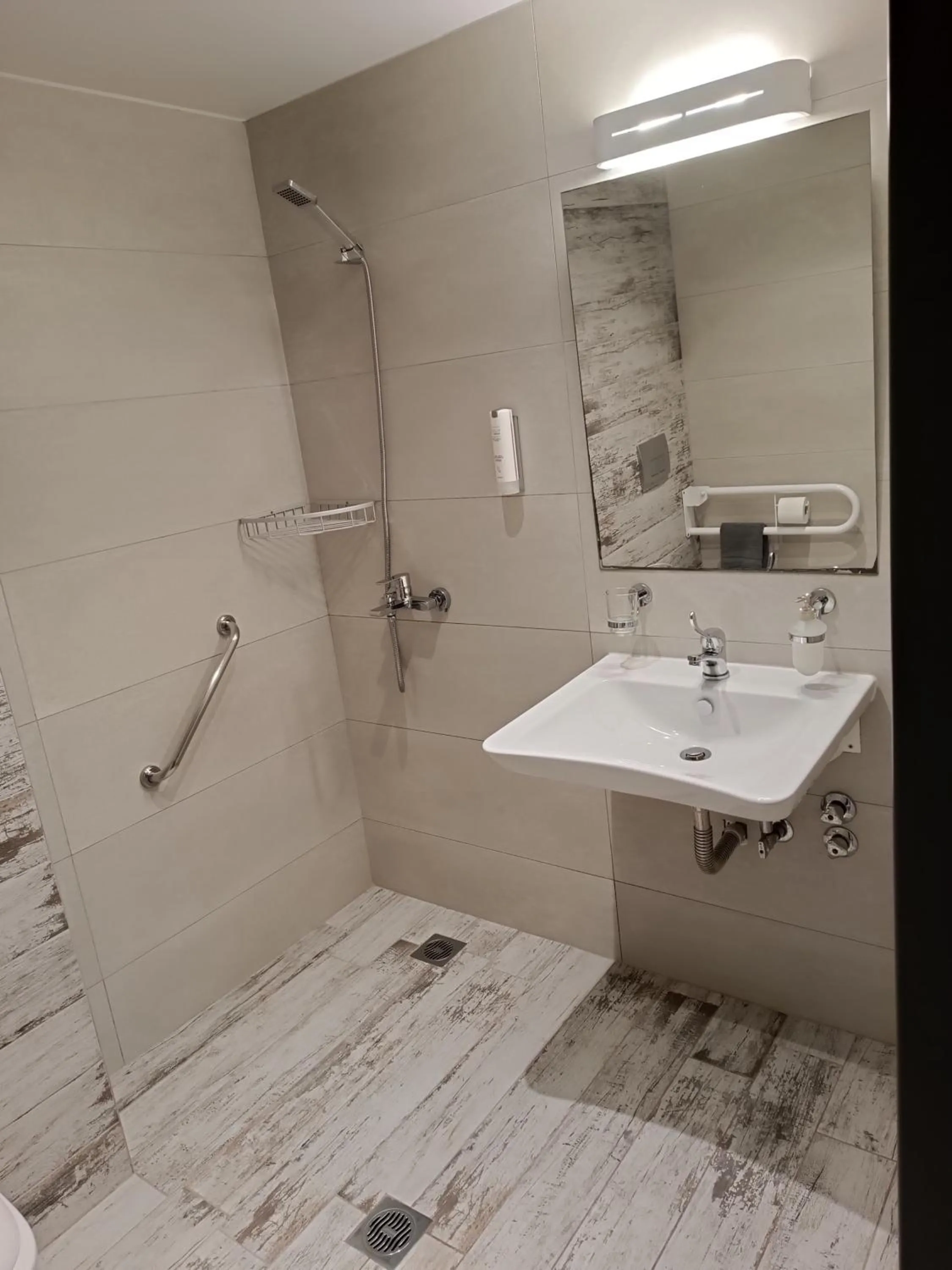 Bathroom in Elizabeth Queen Luxury Rooms