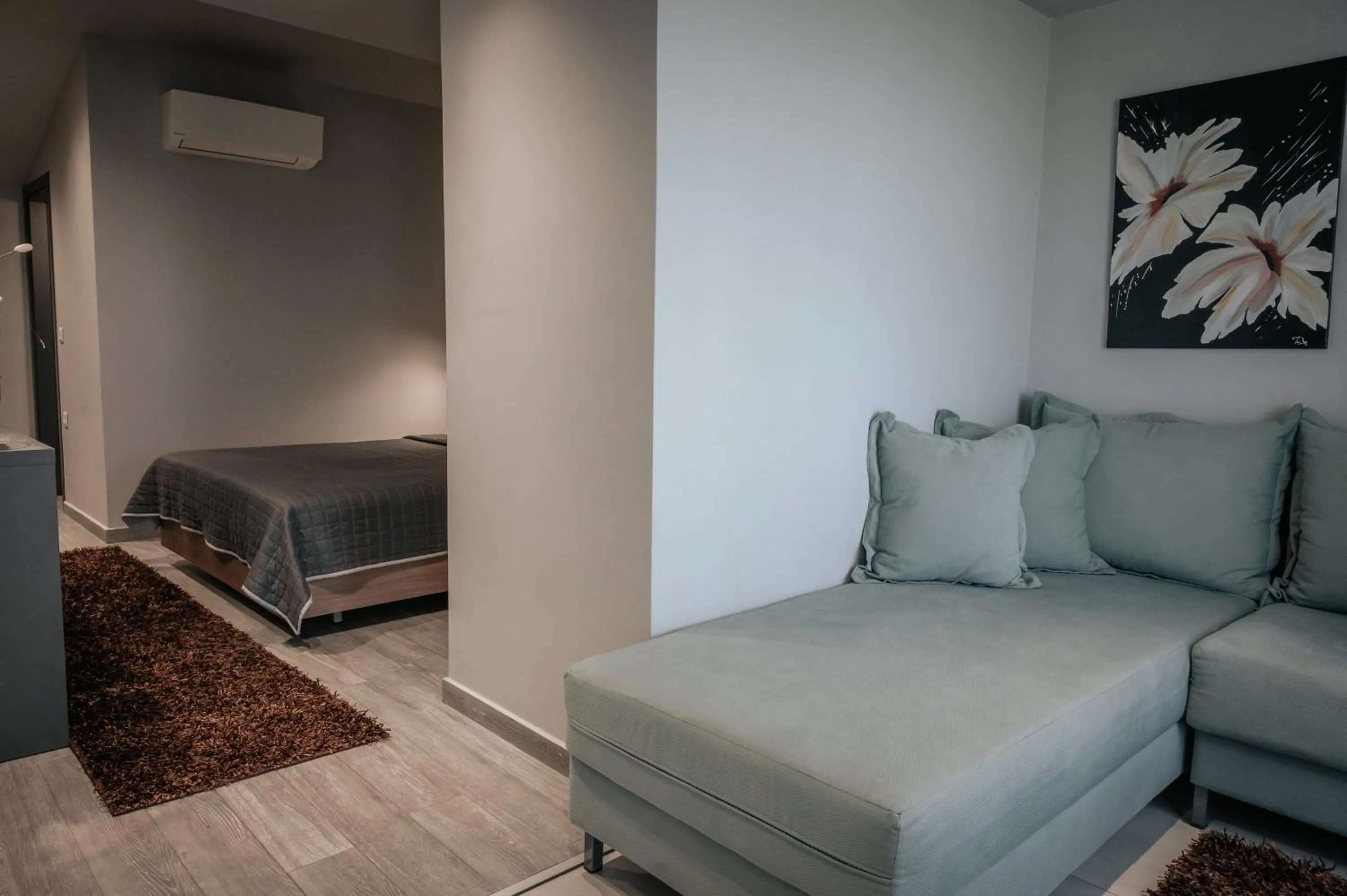 Seating area in Elizabeth Queen Luxury Rooms