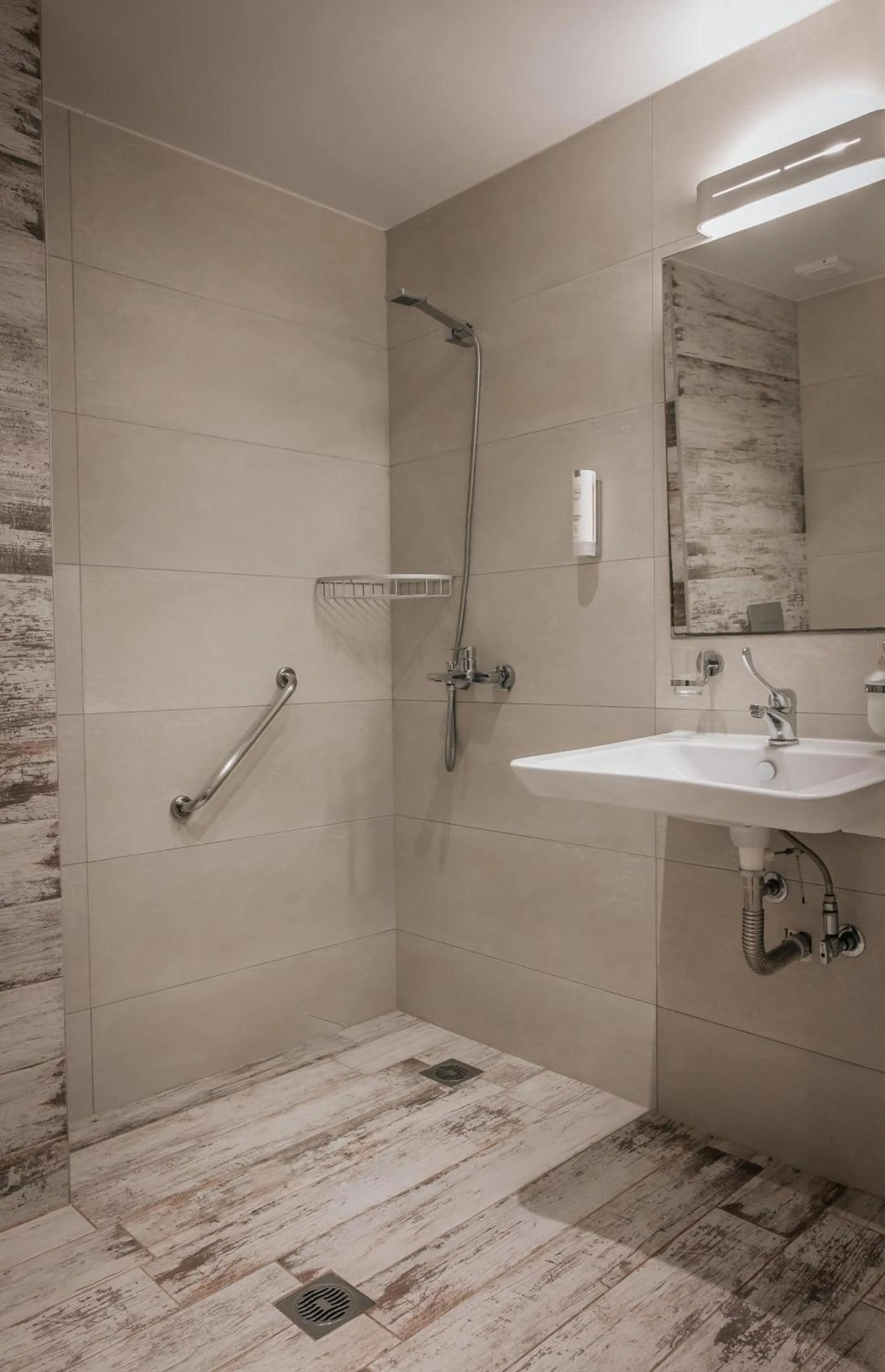 Bathroom in Elizabeth Queen Luxury Rooms