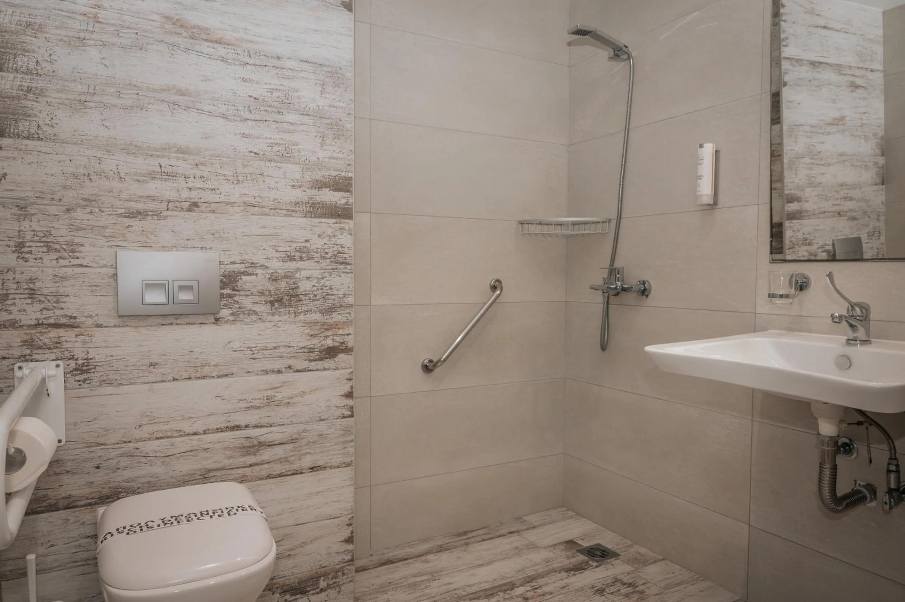 Shower in Elizabeth Queen Luxury Rooms