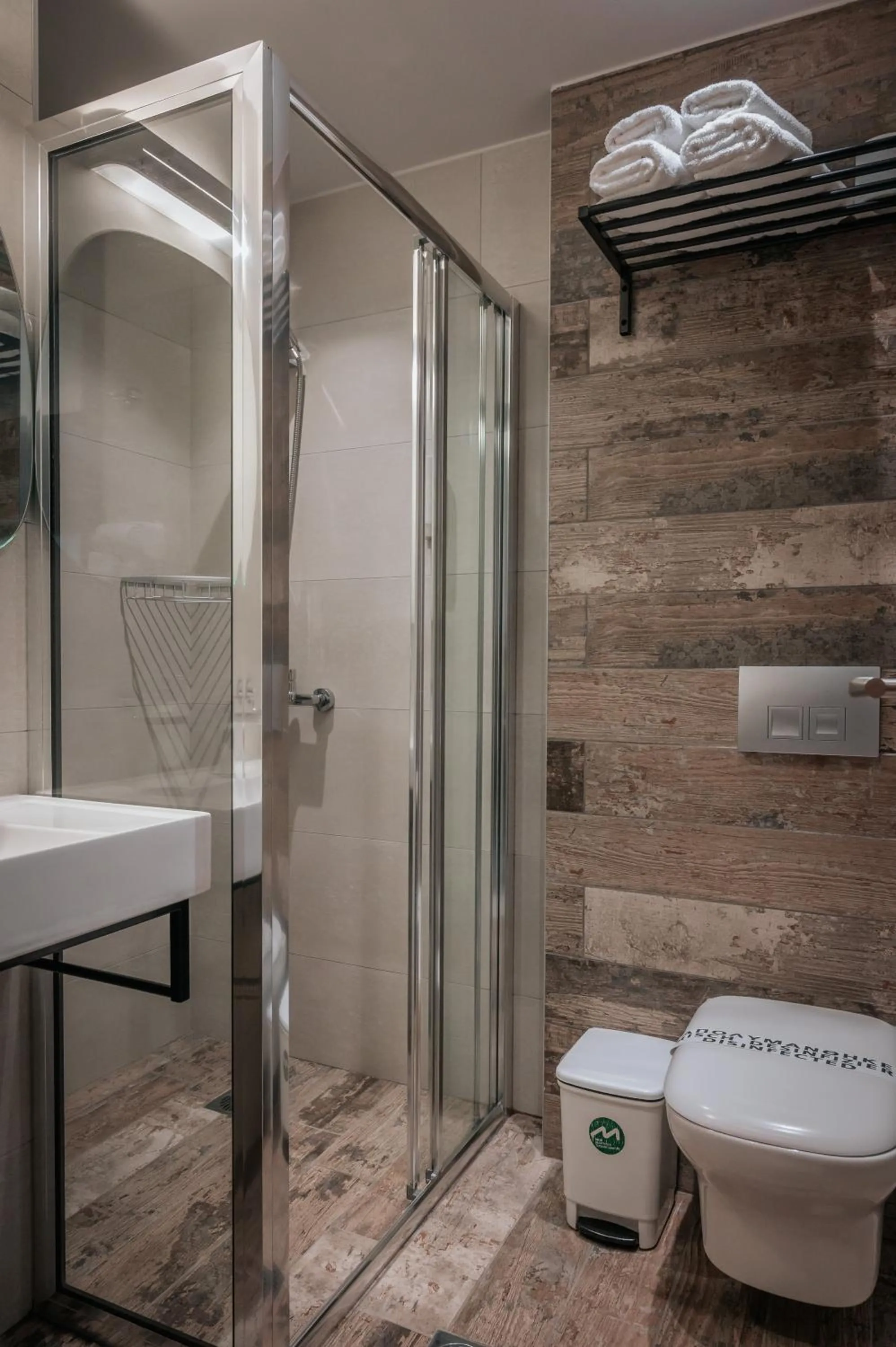 Shower in Elizabeth Queen Luxury Rooms