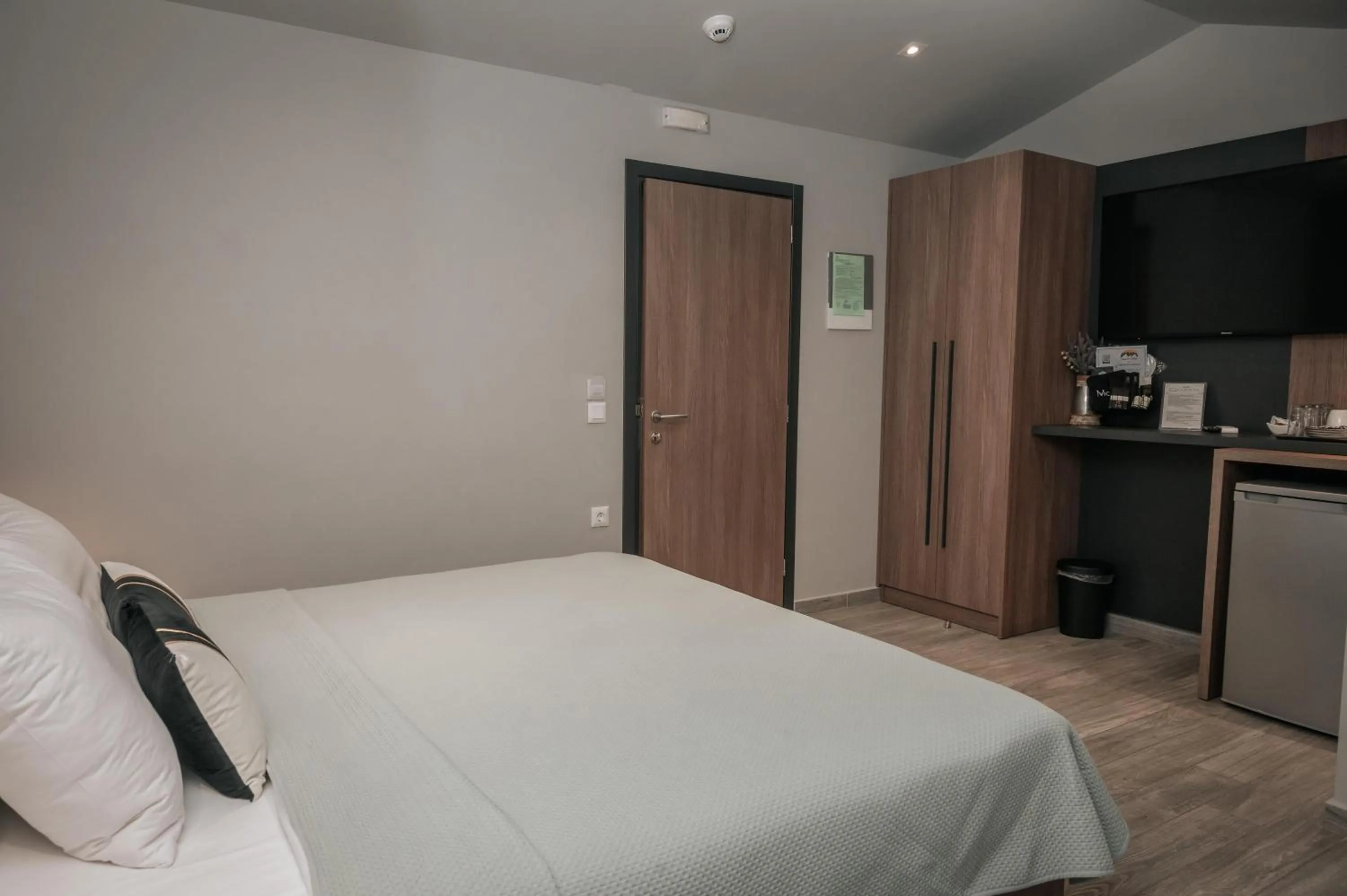 Photo of the whole room, Bed in Elizabeth Queen Luxury Rooms