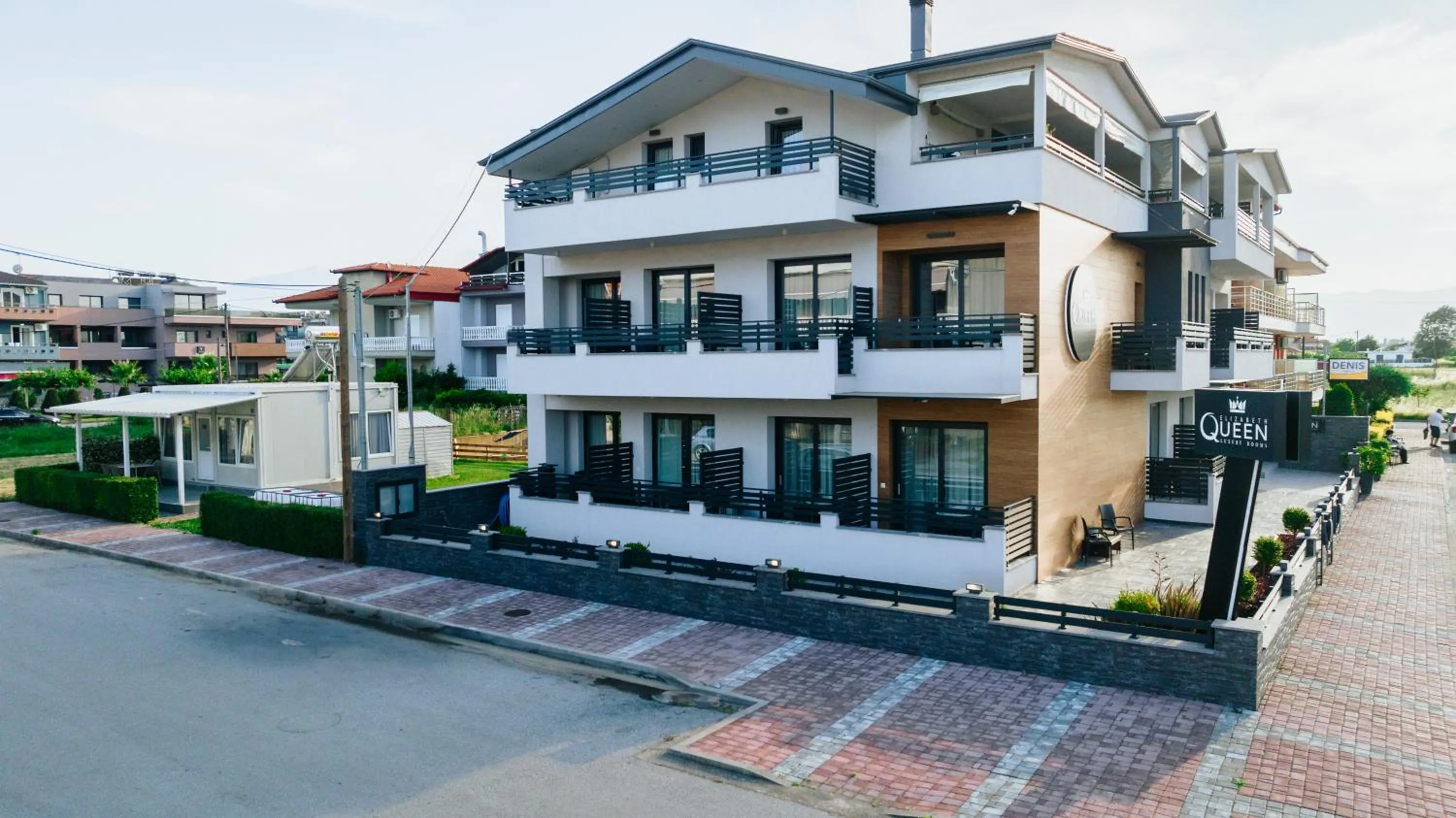 Property building in Elizabeth Queen Luxury Rooms