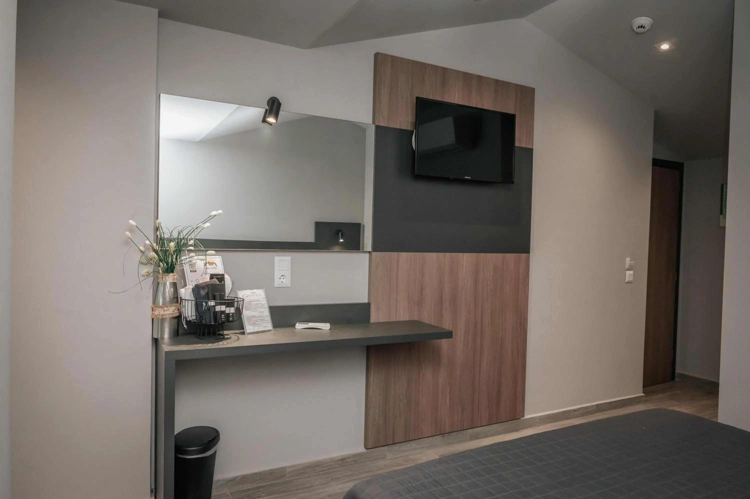 Photo of the whole room, Bed in Elizabeth Queen Luxury Rooms