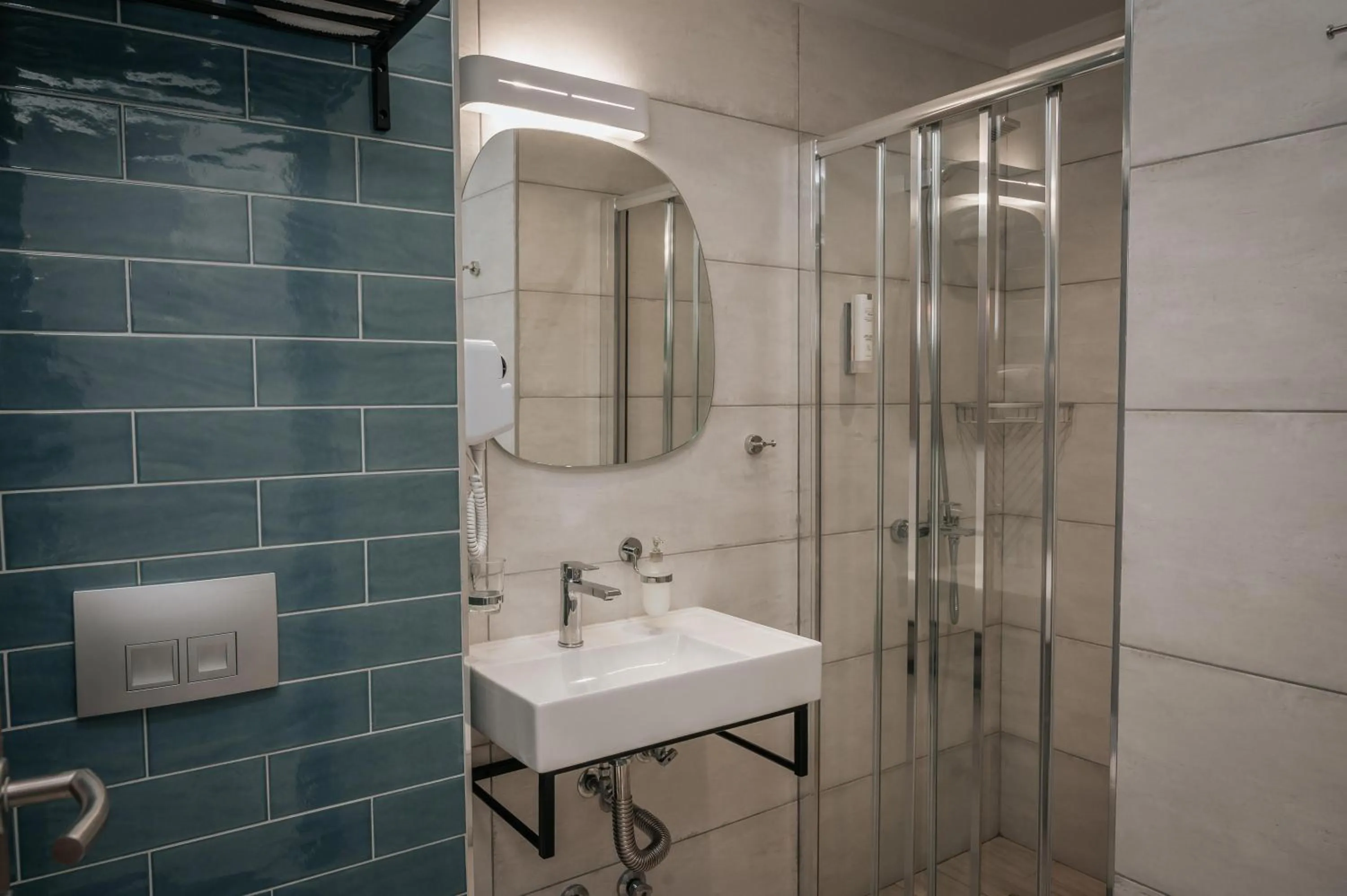 Bathroom in Elizabeth Queen Luxury Rooms