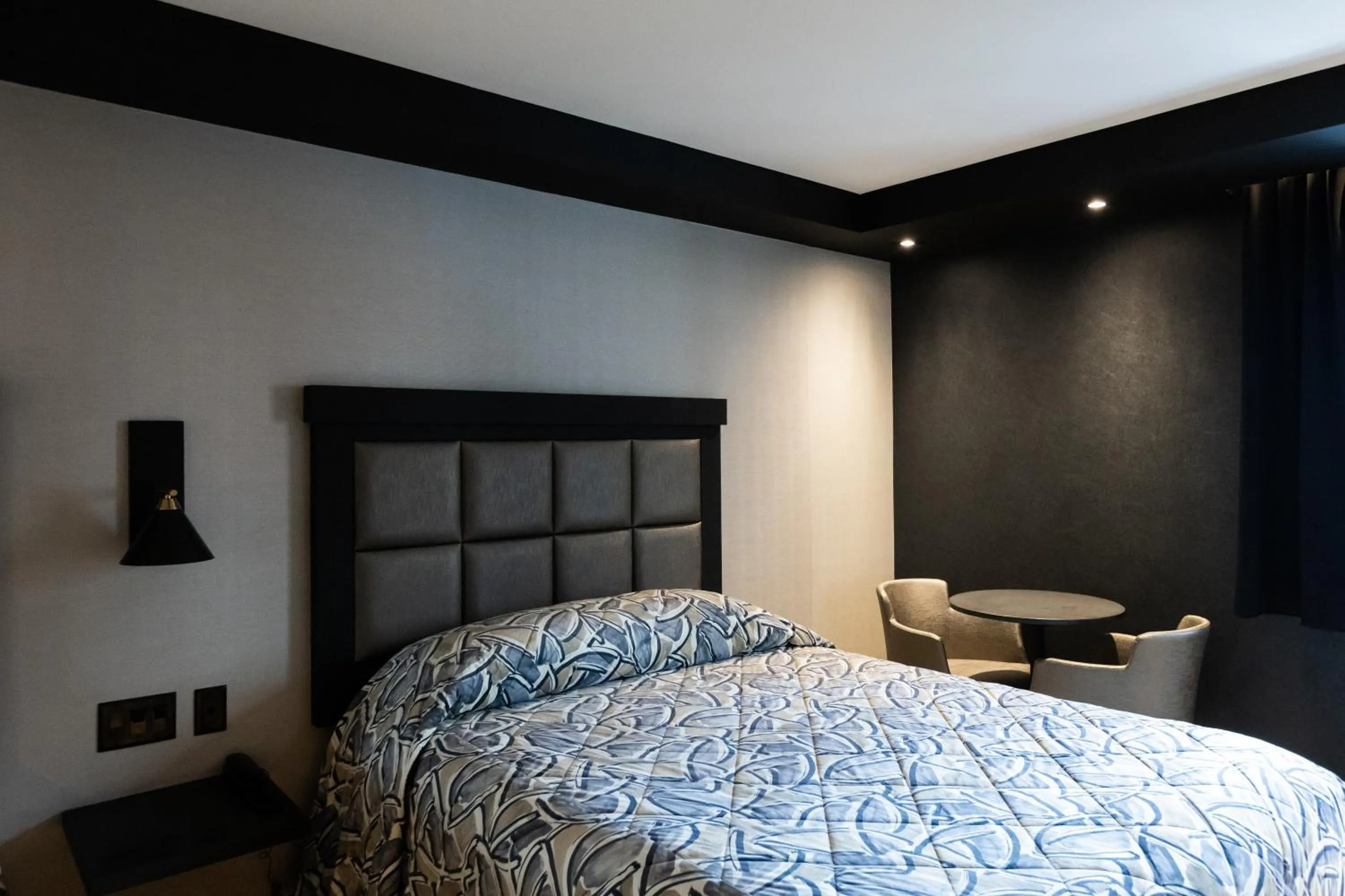 Bed in Hotel Le Chablis Cadillac