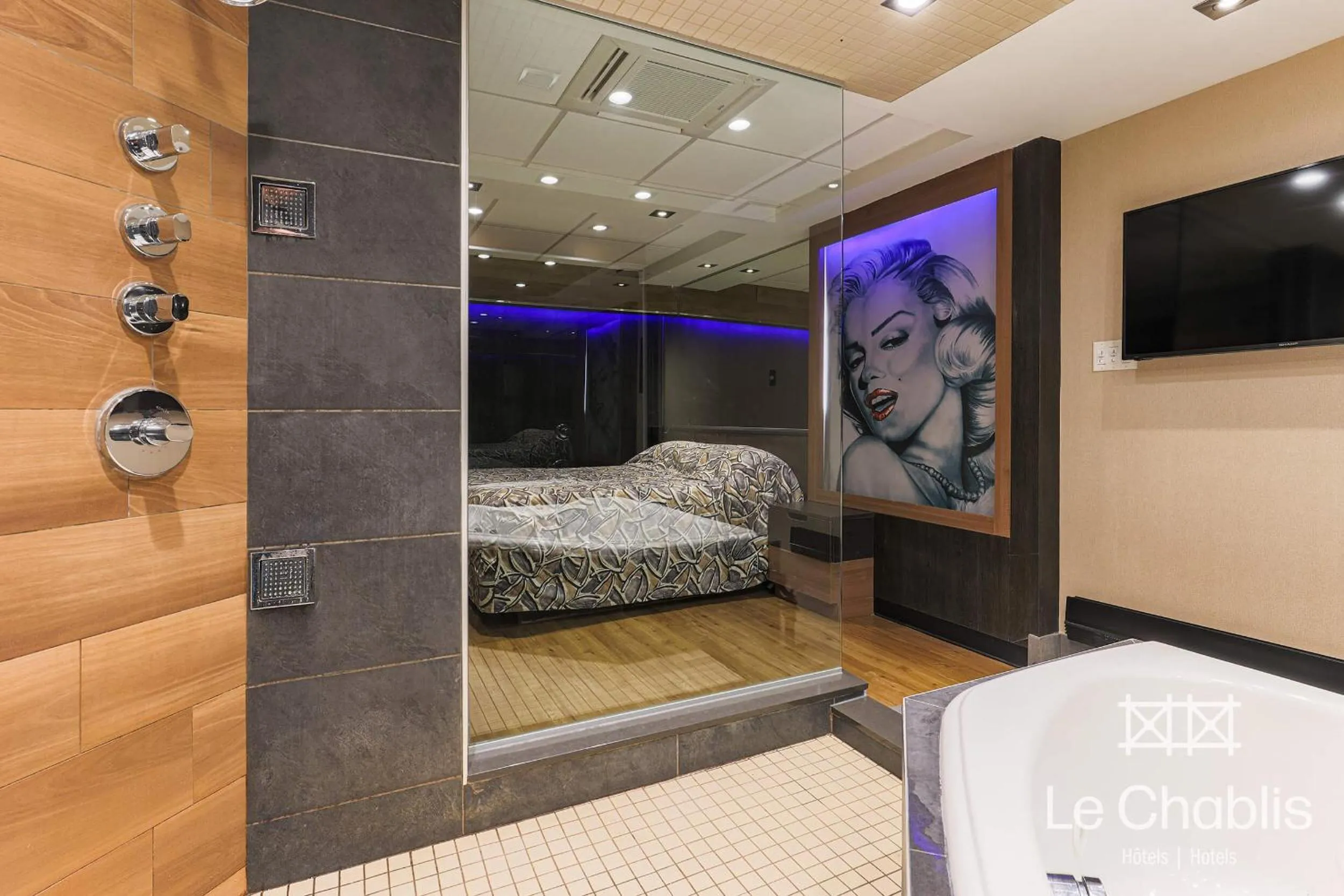 Bed in Hotel Le Chablis Cadillac