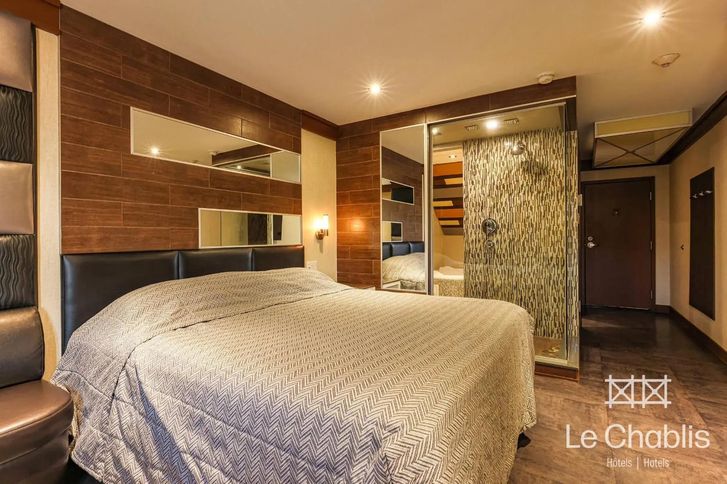 Deluxe Suite in Hotel Le Chablis Cadillac Deluxe Suite in Hotel Le Chablis Cadillac