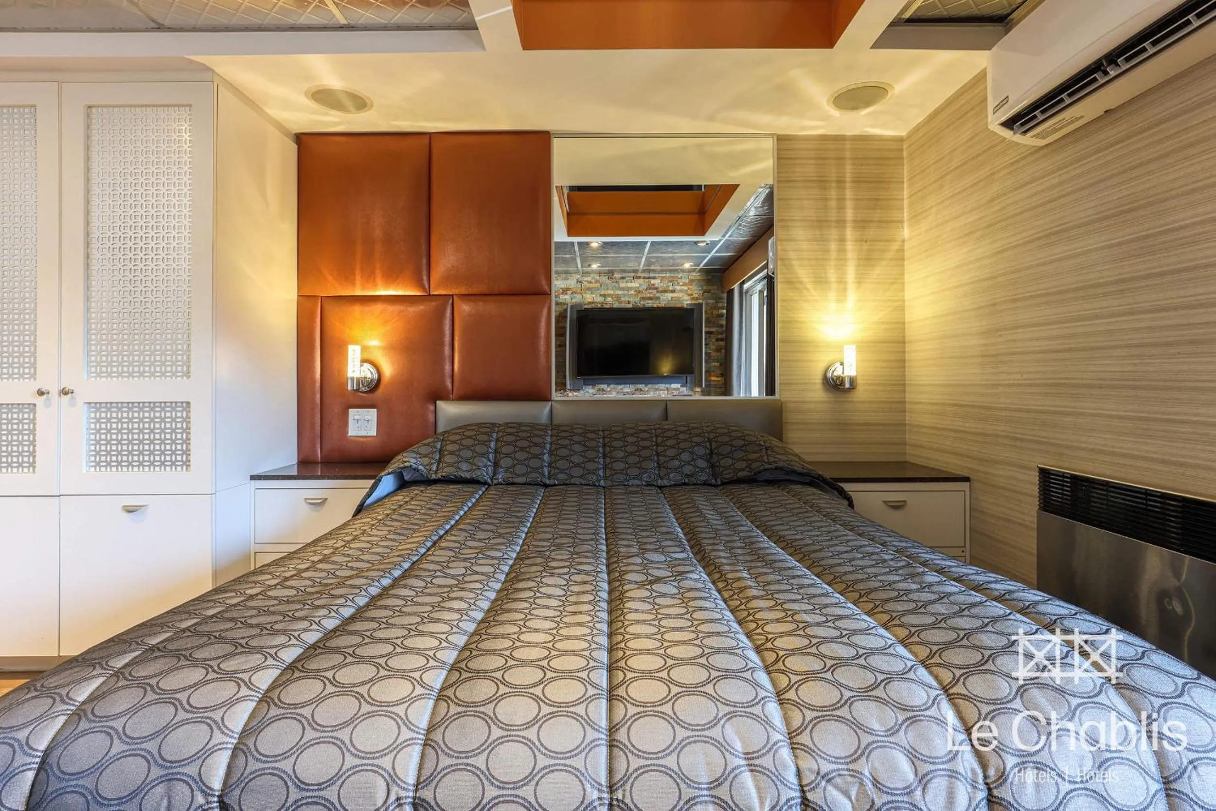 Bed in Hotel Le Chablis Cadillac