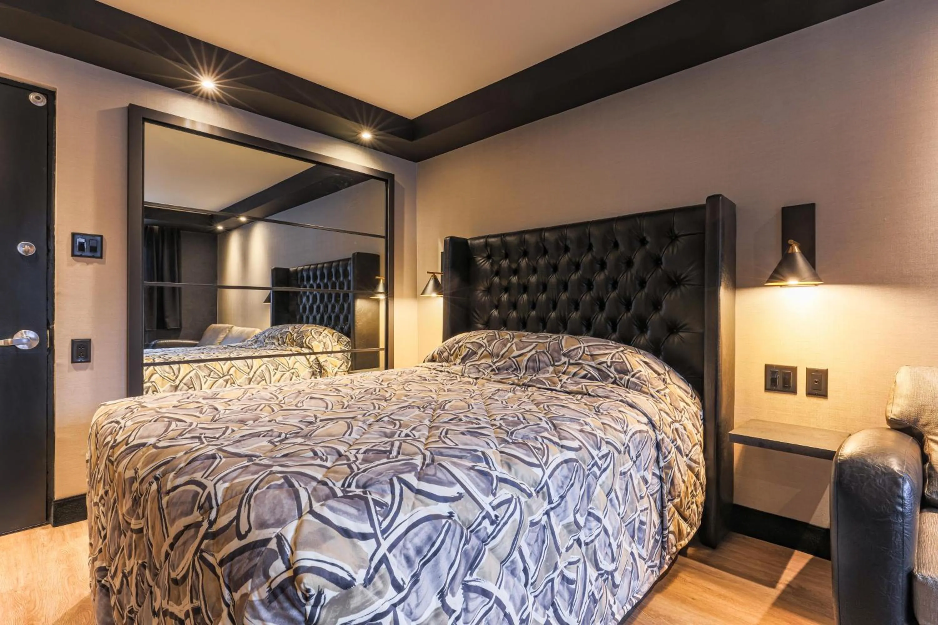 Bed in Hotel Le Chablis Cadillac