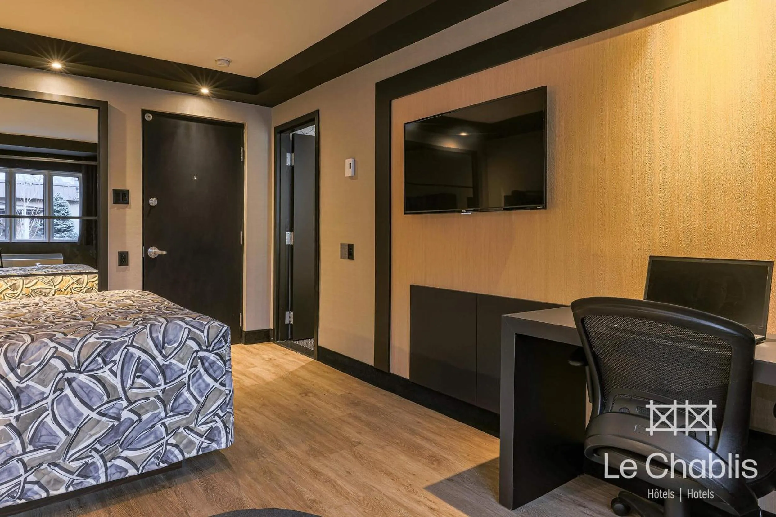 Bed in Hotel Le Chablis Cadillac