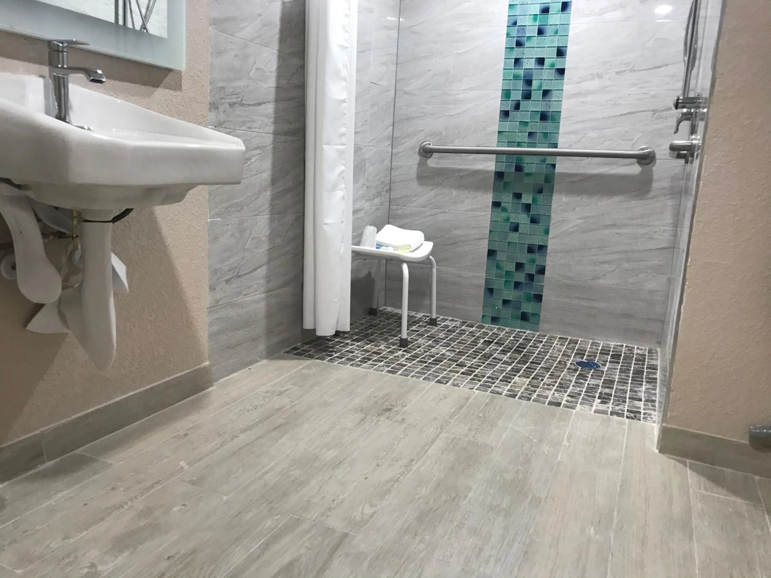 Shower in Tropical Inn & Suites, downtown clearwater